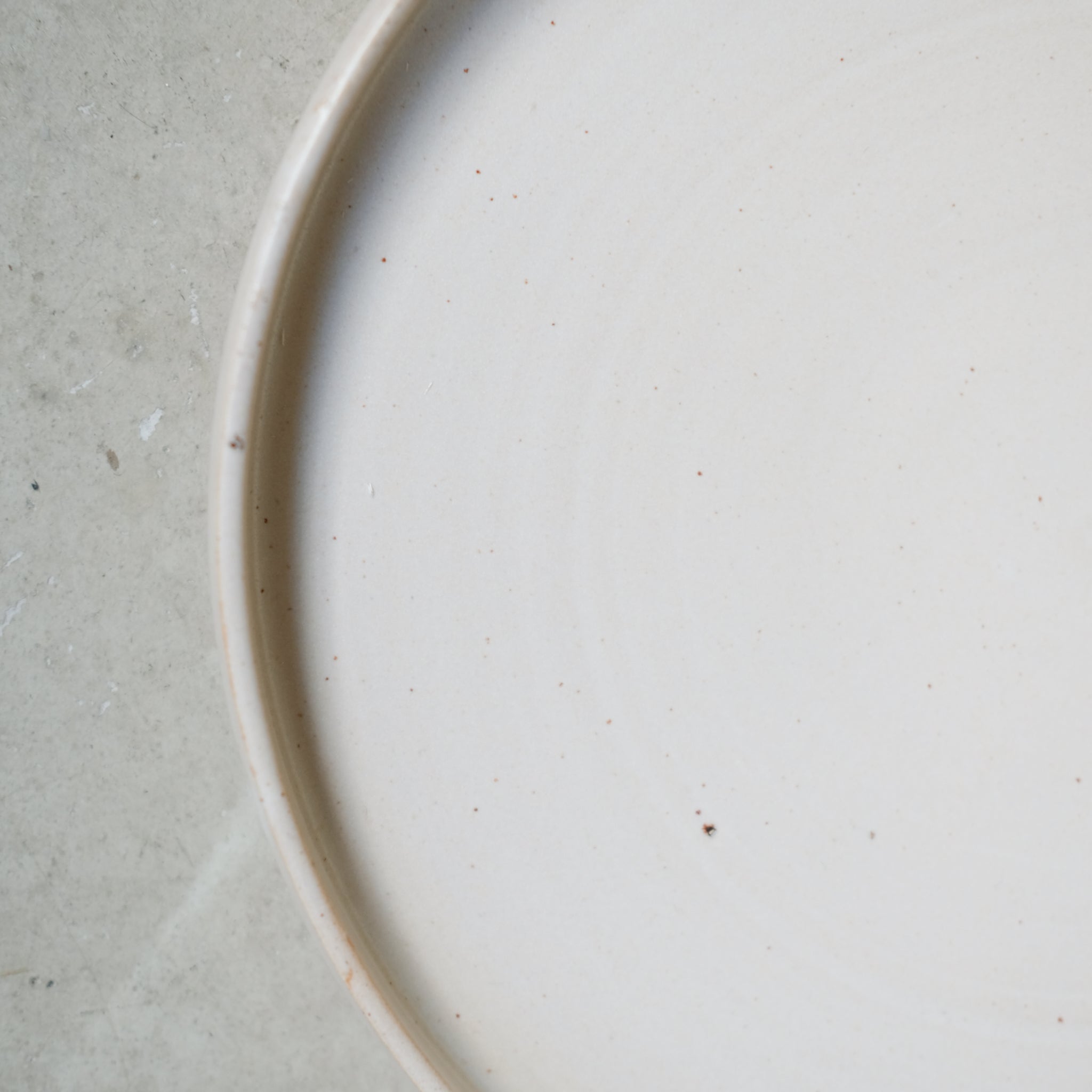 Assiette en grès D 22,5cm - Blanc satiné d'Aly Ceramics chez Brutal Ceramics