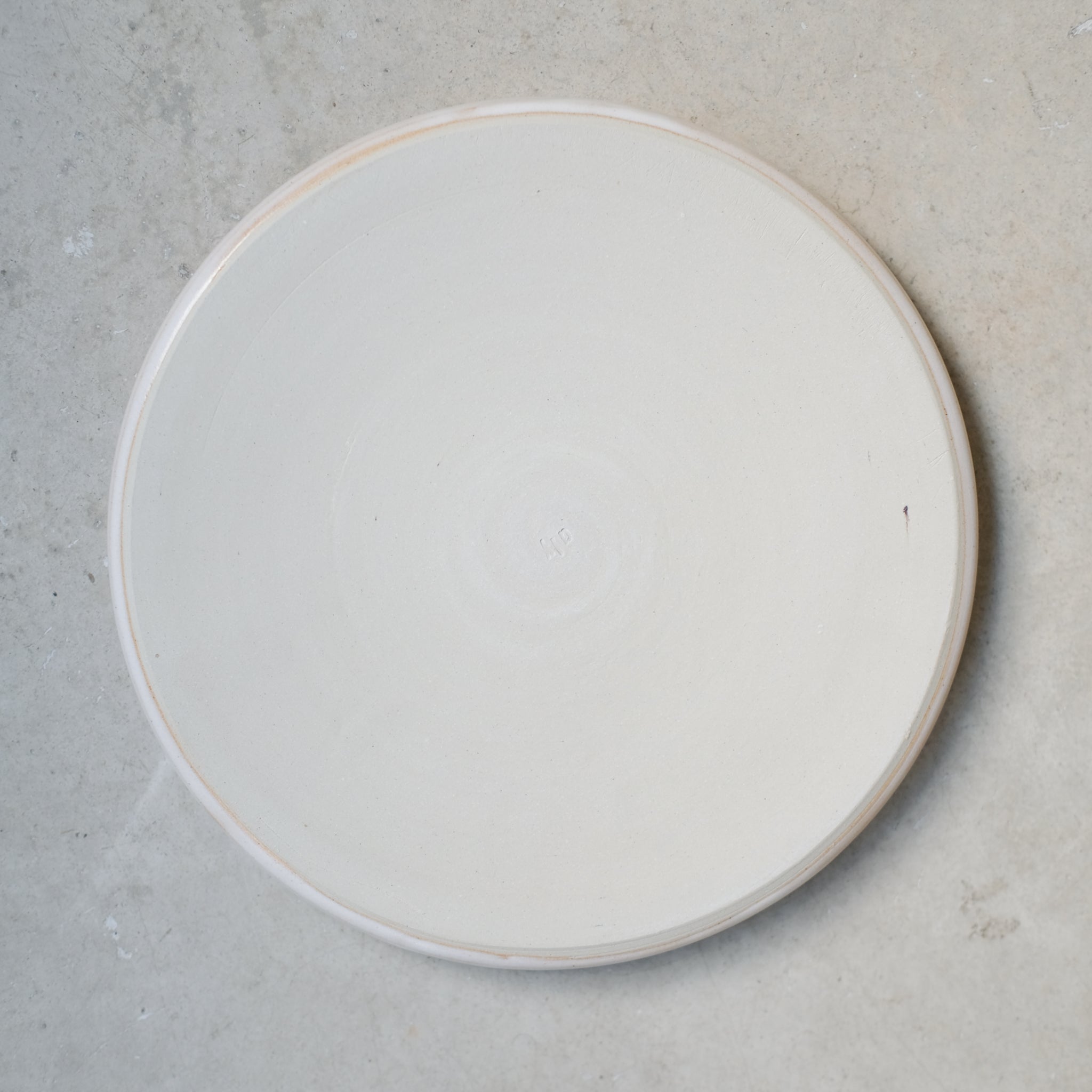 Assiette en grès D 22,5cm - Blanc satiné d'Aly Ceramics chez Brutal Ceramics