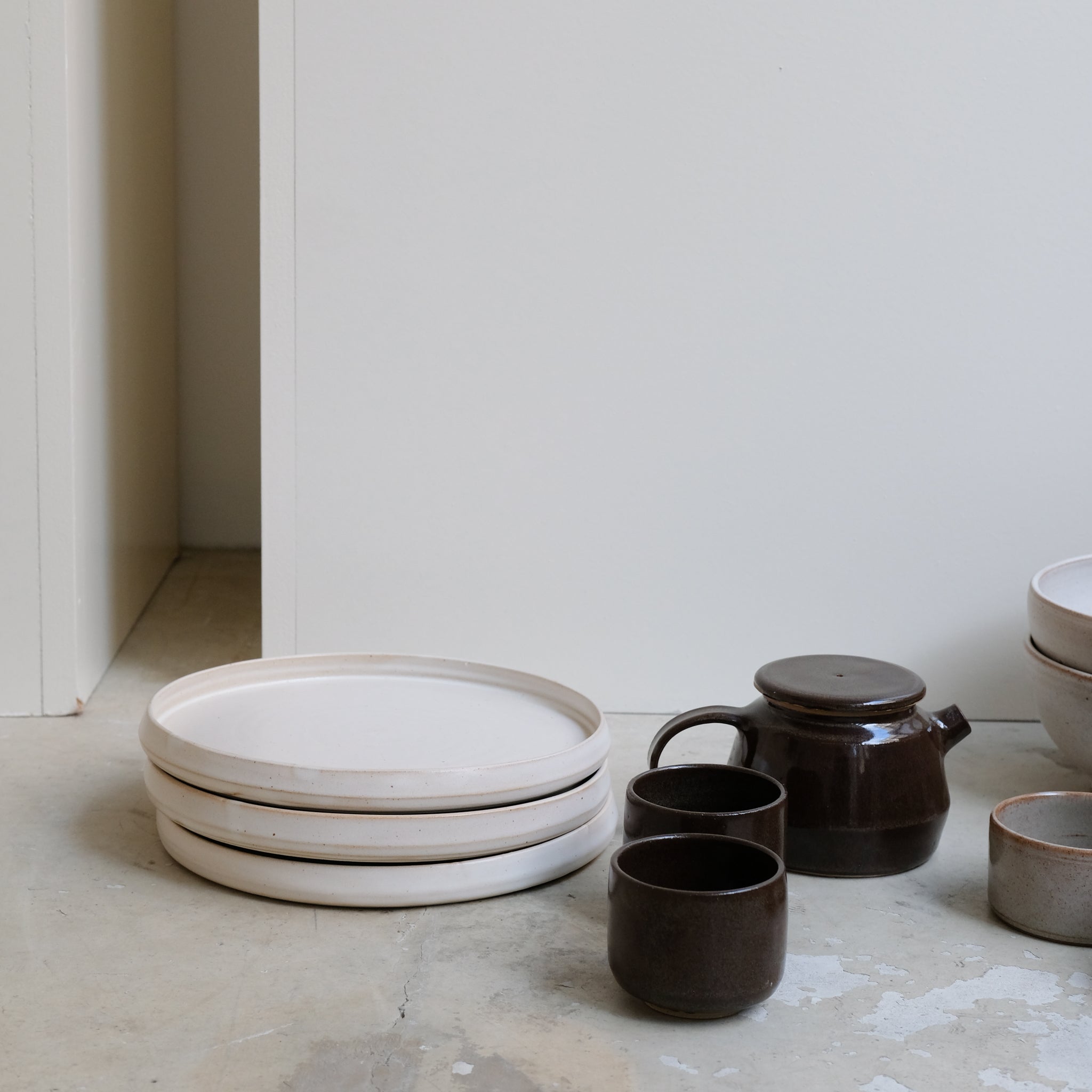 Assiette en grès D 22,5cm - Blanc satiné d'Aly Ceramics chez Brutal Ceramics