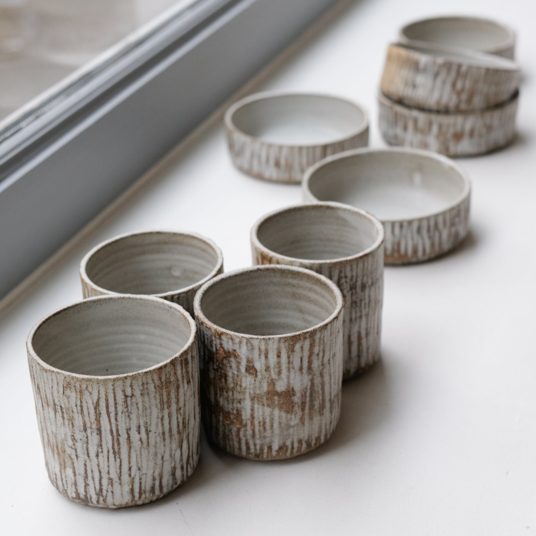Tasse en grès 280ml - blanc gravé par Antonia Maria chez Brutal Ceramics