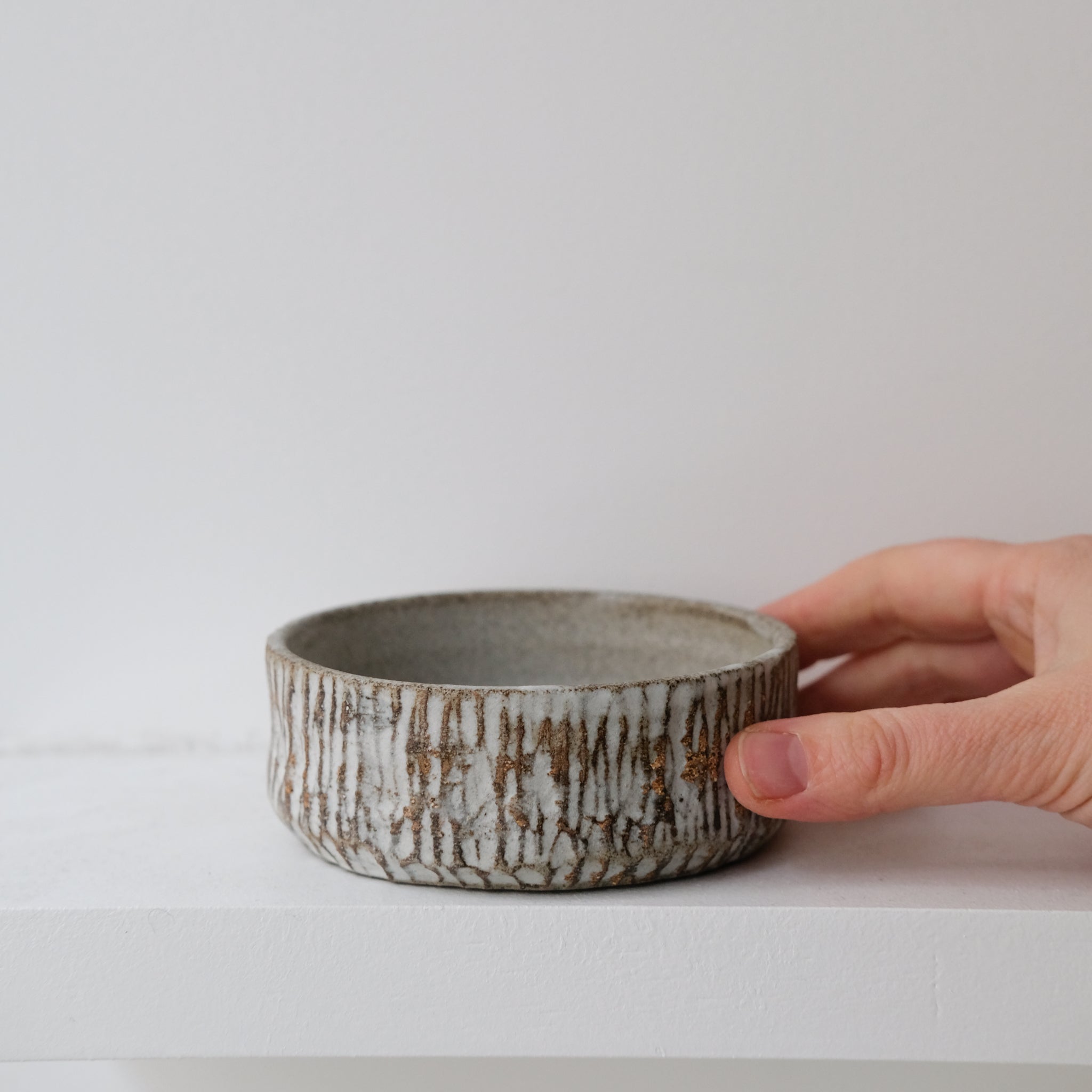 Bol en grès D 11cm - blanc gravé par Antonia Maria chez Brutal Ceramics