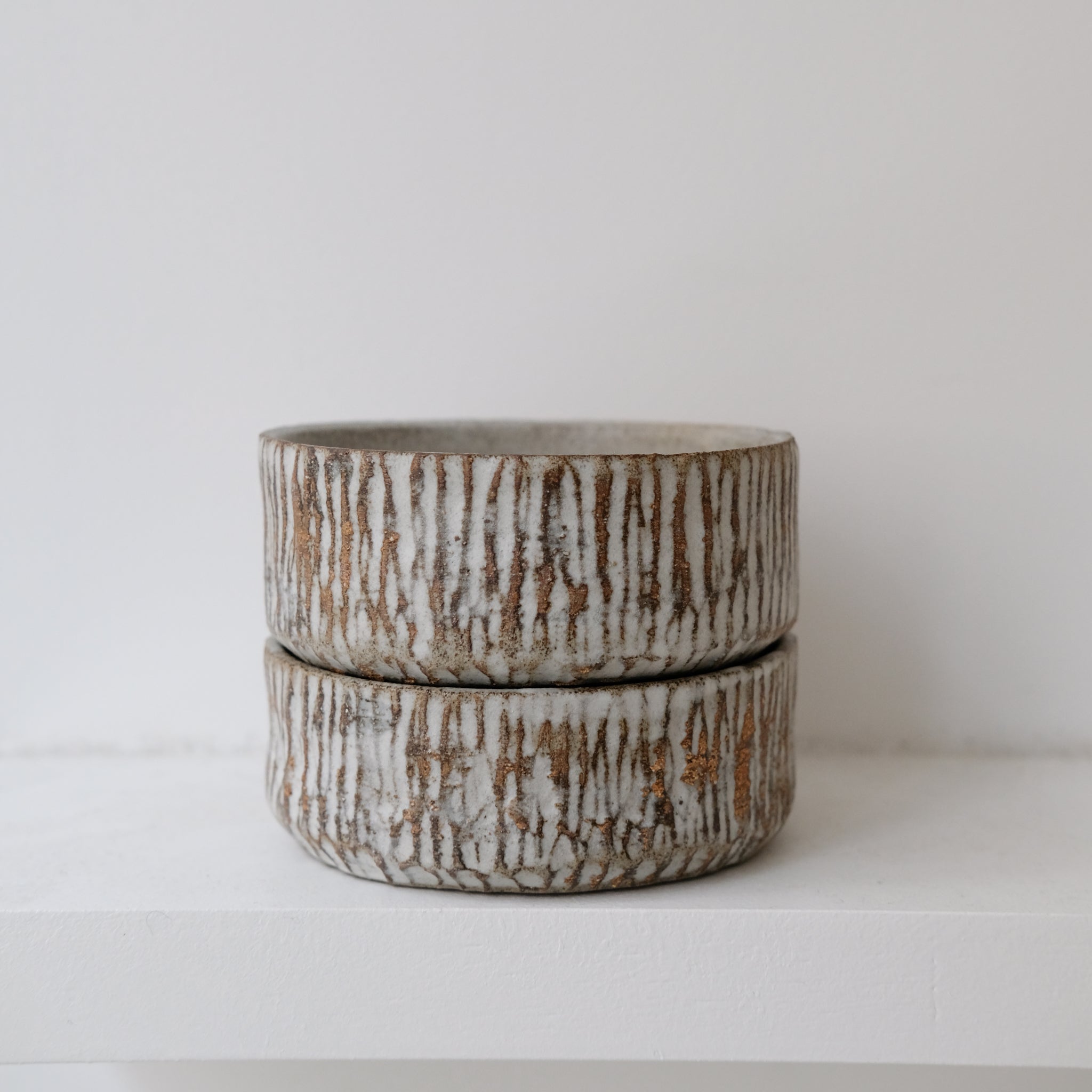 Bol en grès D 11cm - blanc gravé par Antonia Maria chez Brutal Ceramics