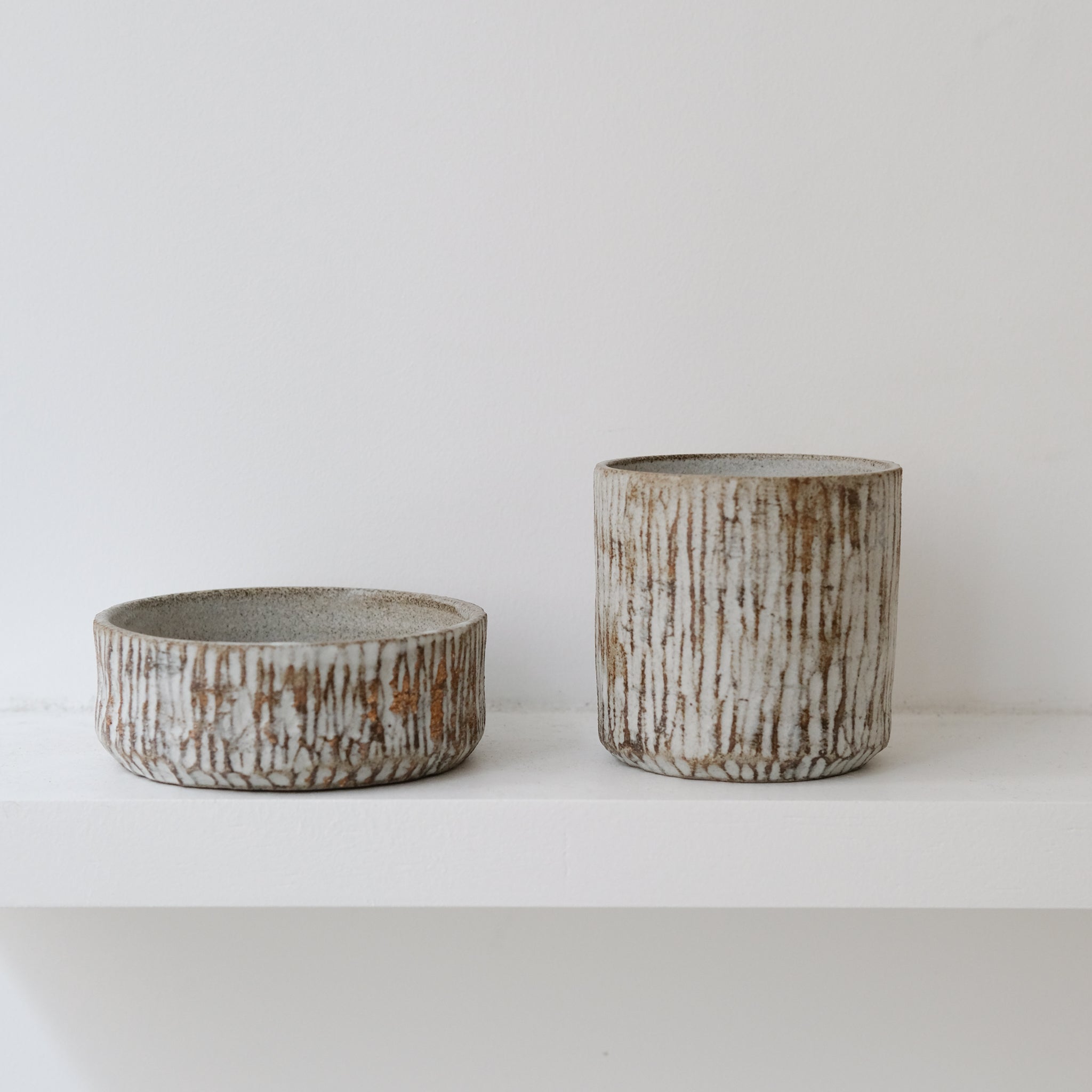 Bol en grès D 11cm - blanc gravé par Antonia Maria chez Brutal Ceramics