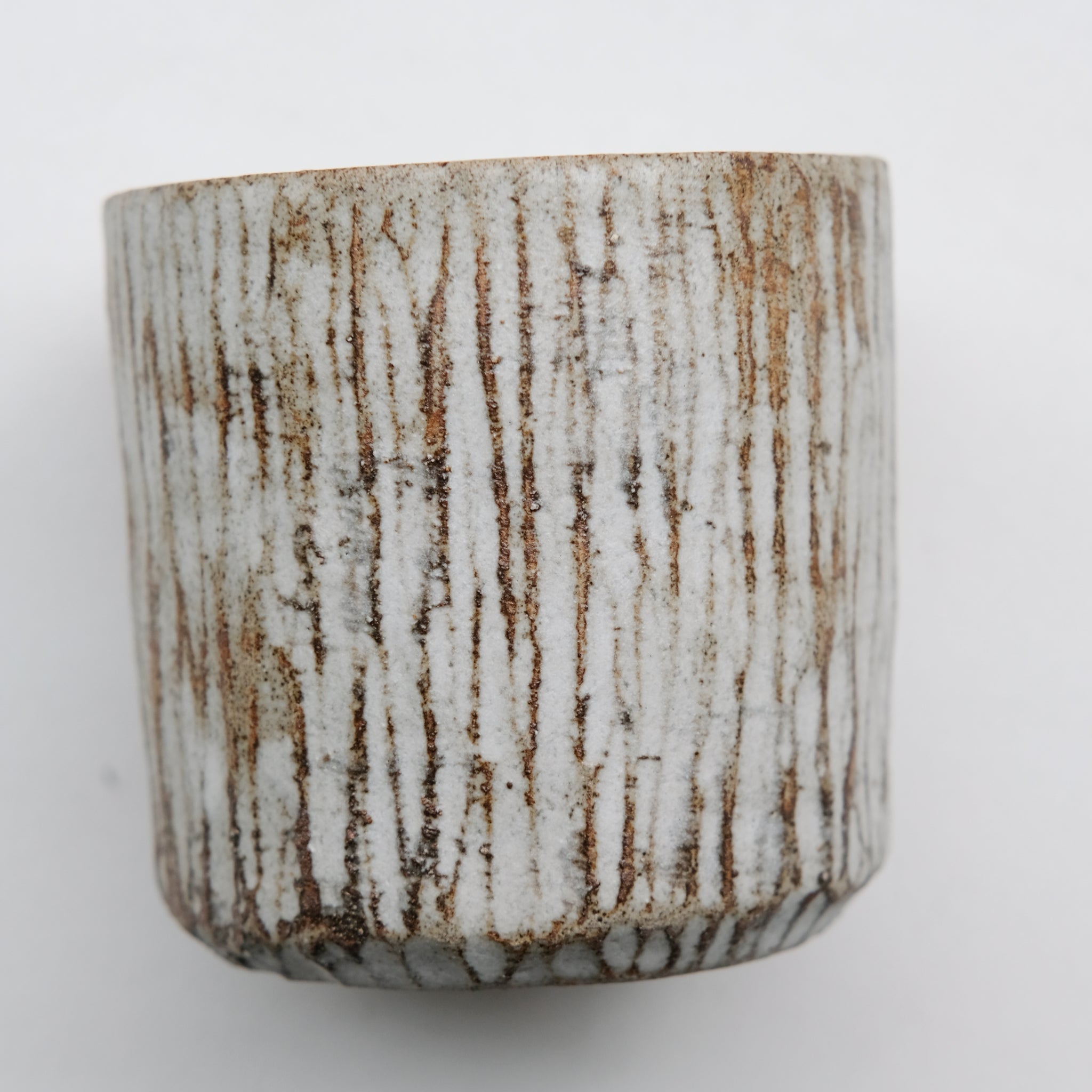 Tasse en grès 280ml - blanc gravé par Antonia Maria chez Brutal Ceramics