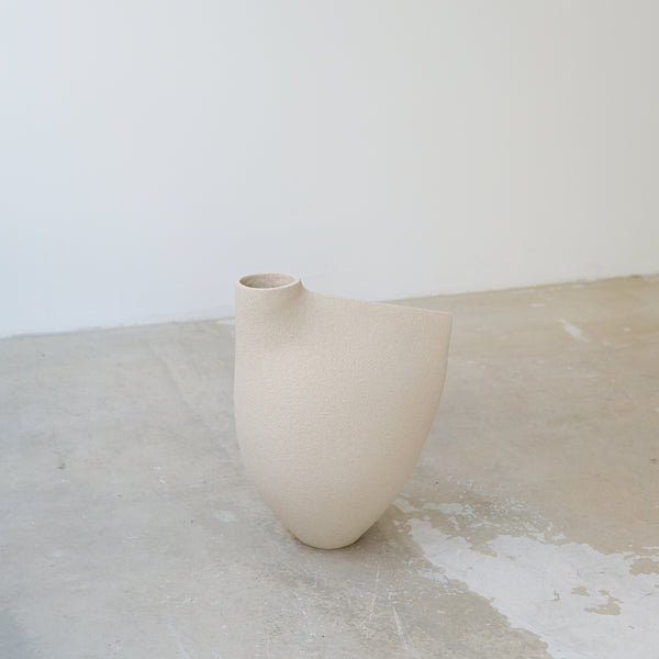 Vase "Bird " 02 en grès blanc H 30cm - blanc de Ap Ceramique chez Brutal Ceramics