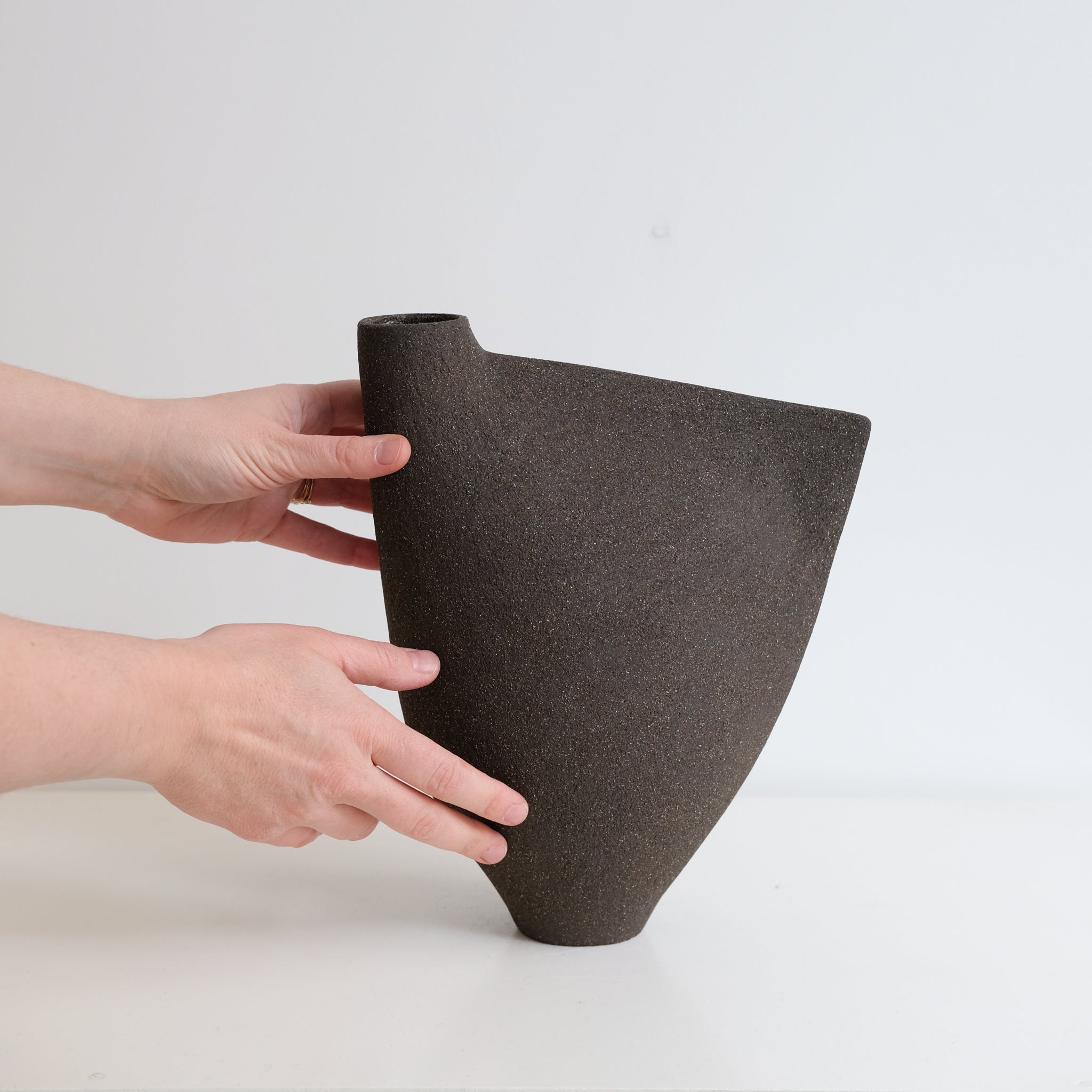 Vase "Bird " 03 en grès noir H 24cm - noir de Ap Ceramique chez Brutal