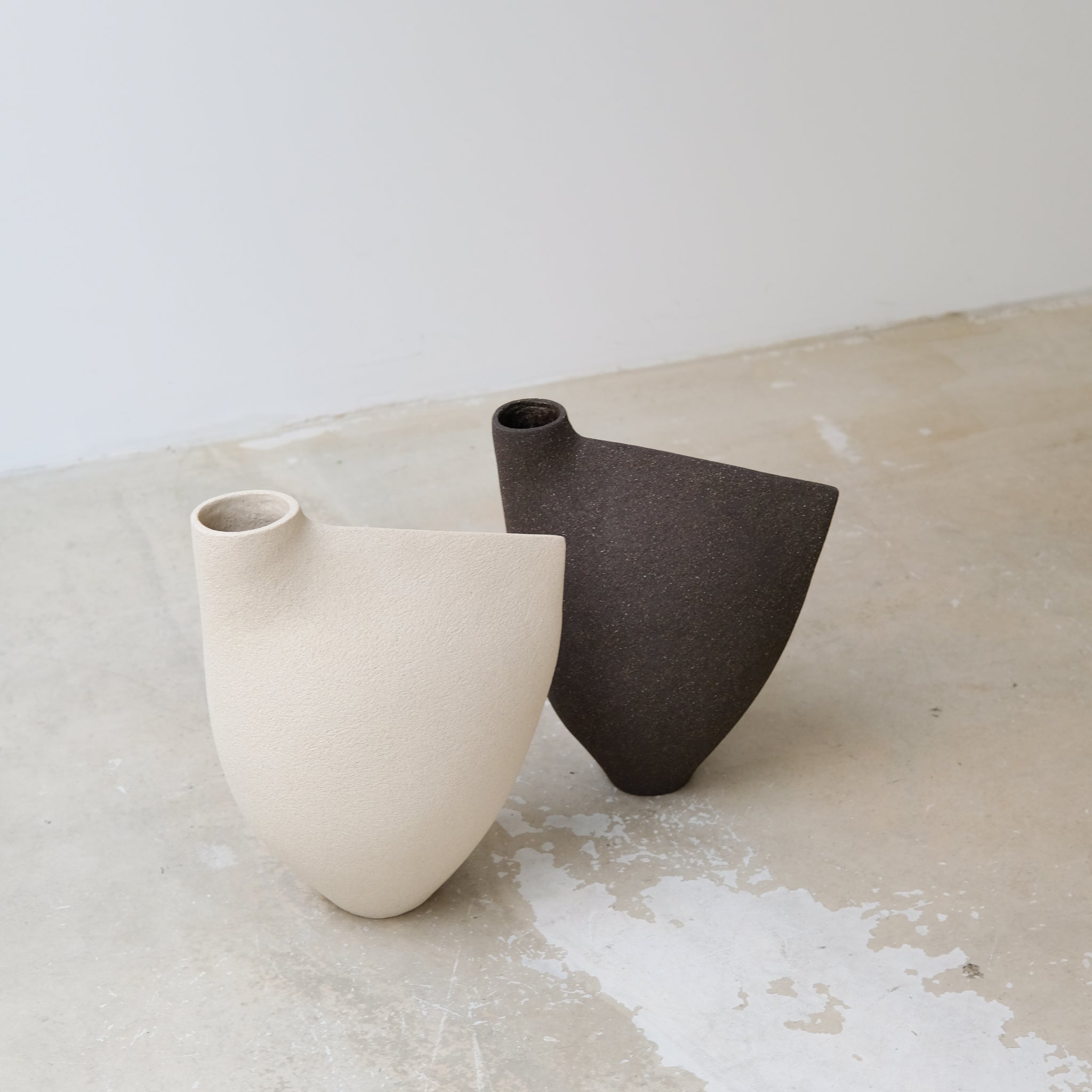Vase "Bird " 03 en grès noir H 24cm - noir de Ap Ceramique chez Brutal