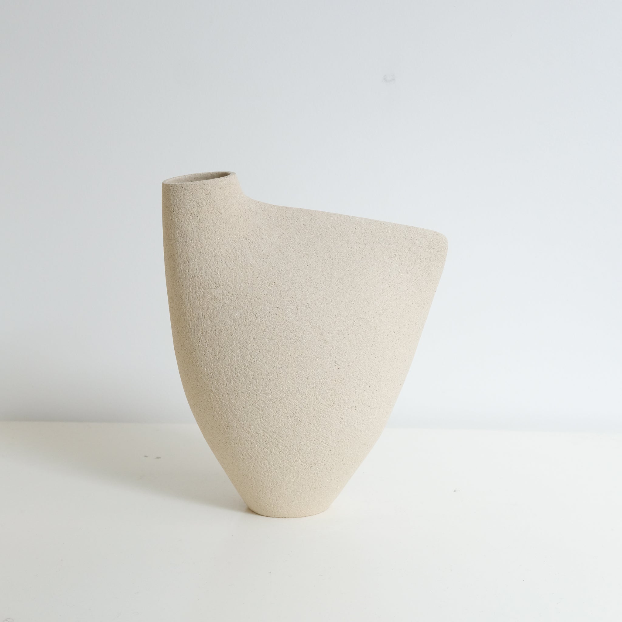 Vase "Bird " 04 en grès blanc H 25cm - blanc de Ap Ceramique chez Brutal Ceramics