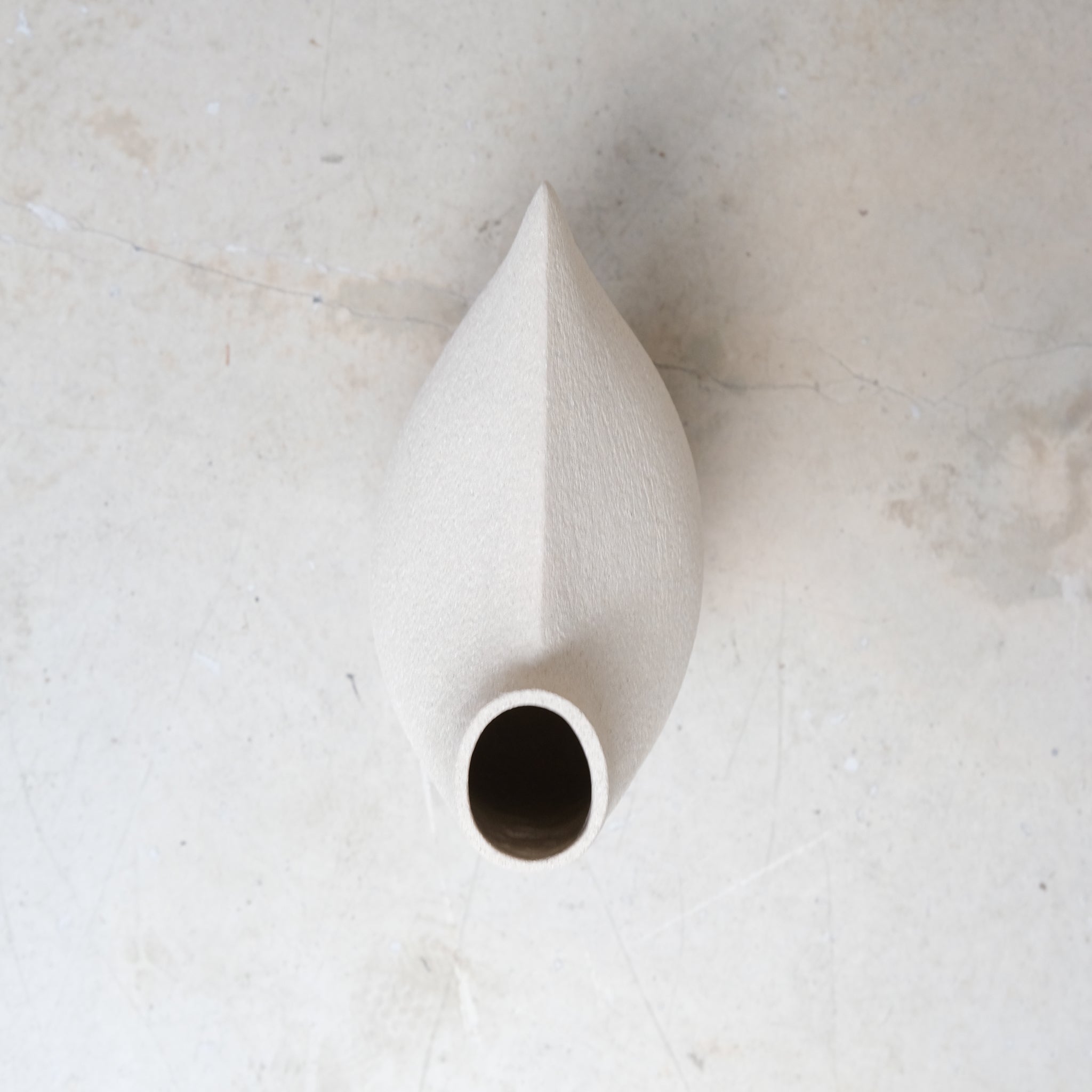 Vase "Bird " 04 en grès blanc H 25cm - blanc de Ap Ceramique chez Brutal Ceramics