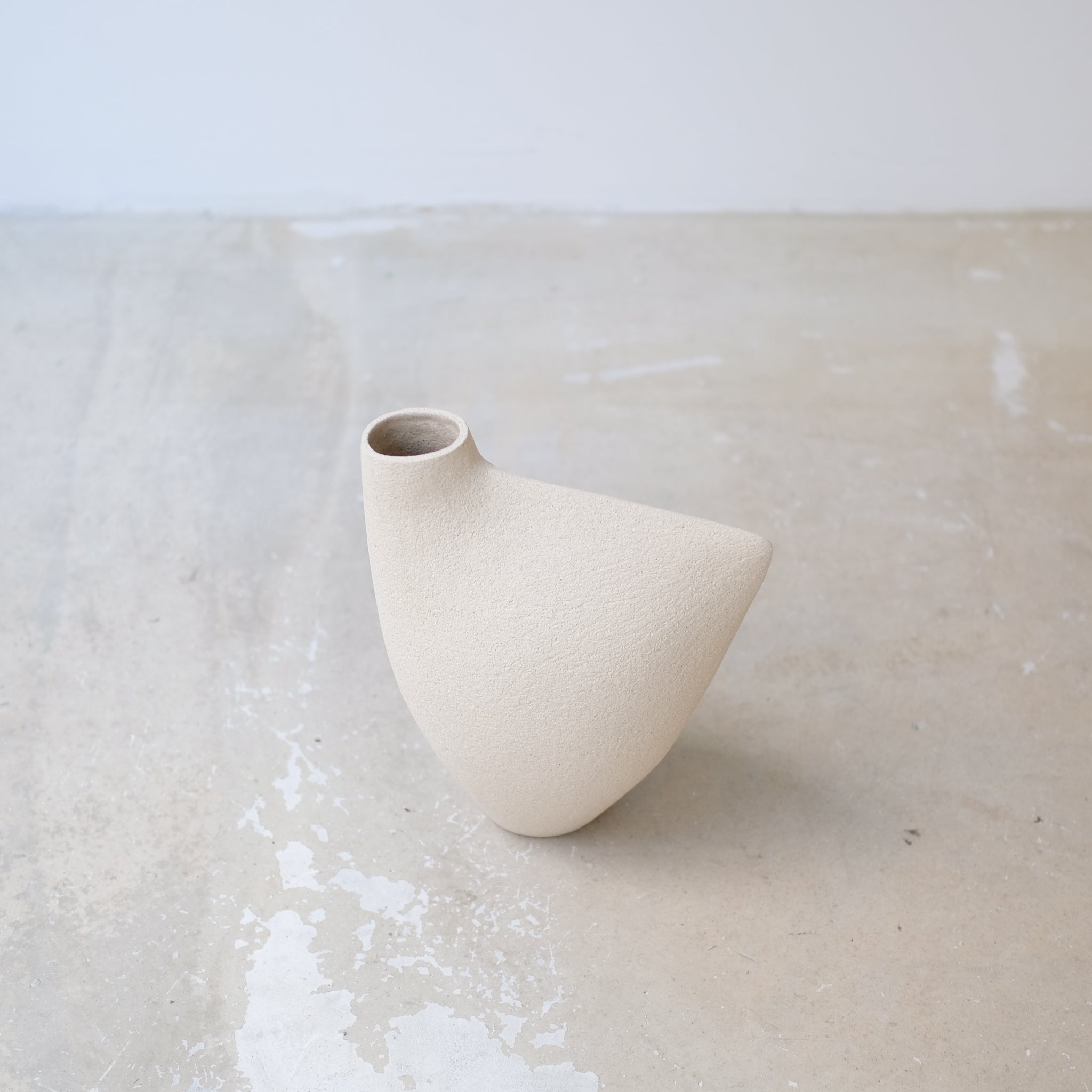 Vase "Bird " 04 en grès blanc H 25cm - blanc de Ap Ceramique chez Brutal Ceramics