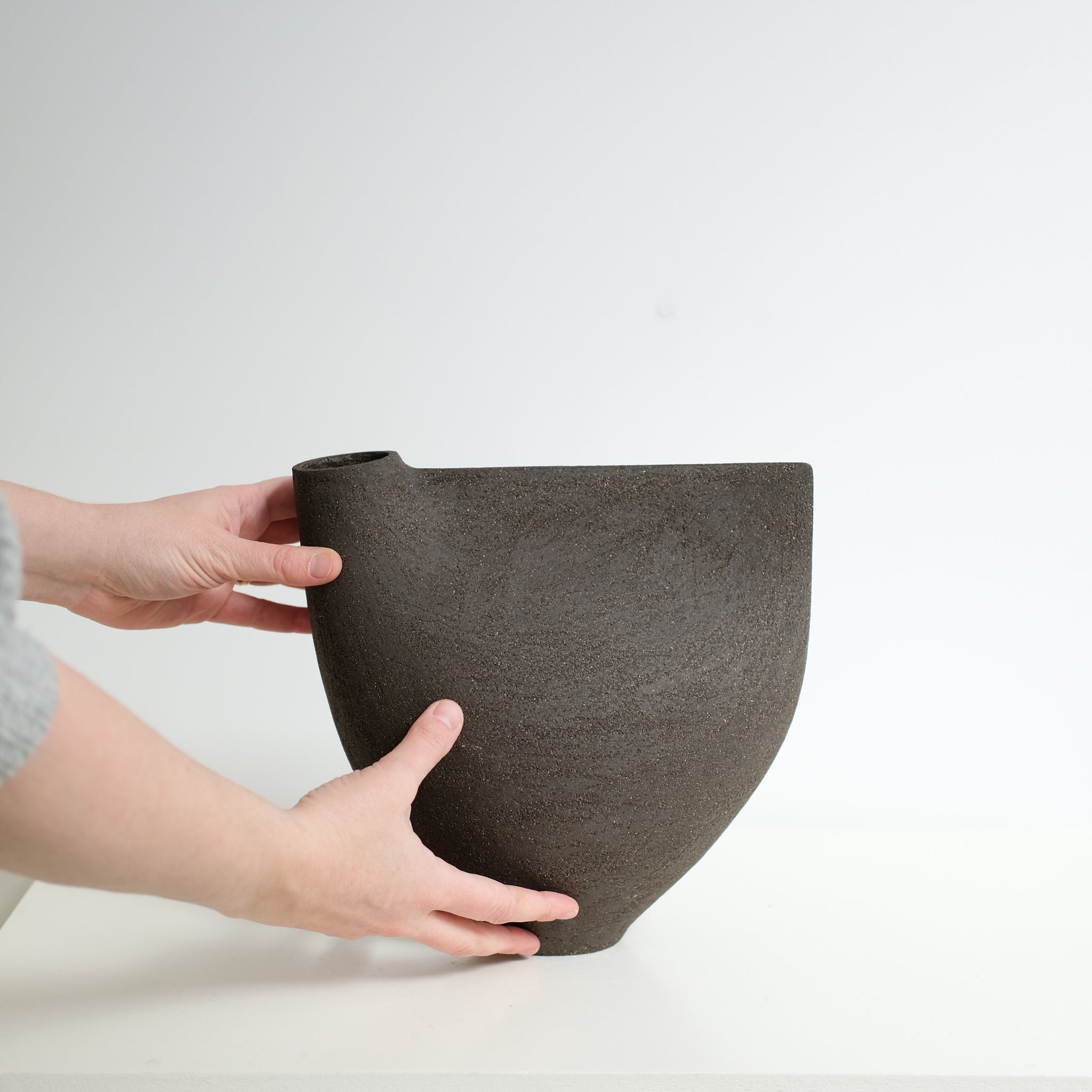 Vase "Bird " 01 en grès noir H 24cm - noir de Ap Ceramique chez Brutal Ceramics