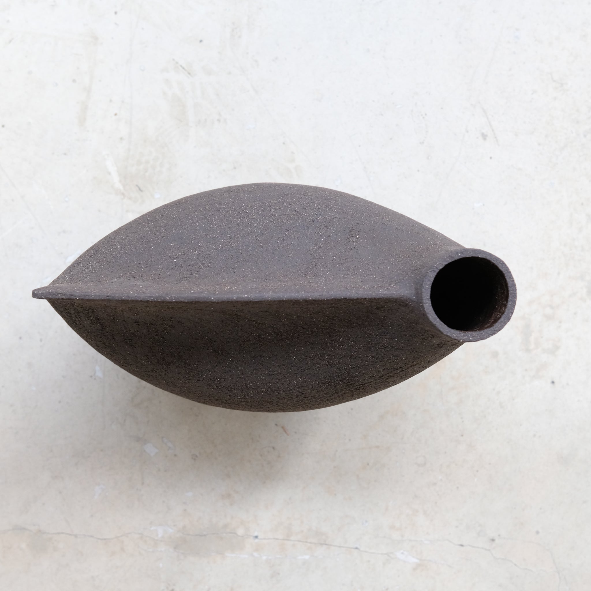 Vase "Bird " 01 en grès noir H 24cm - noir de Ap Ceramique chez Brutal Ceramics