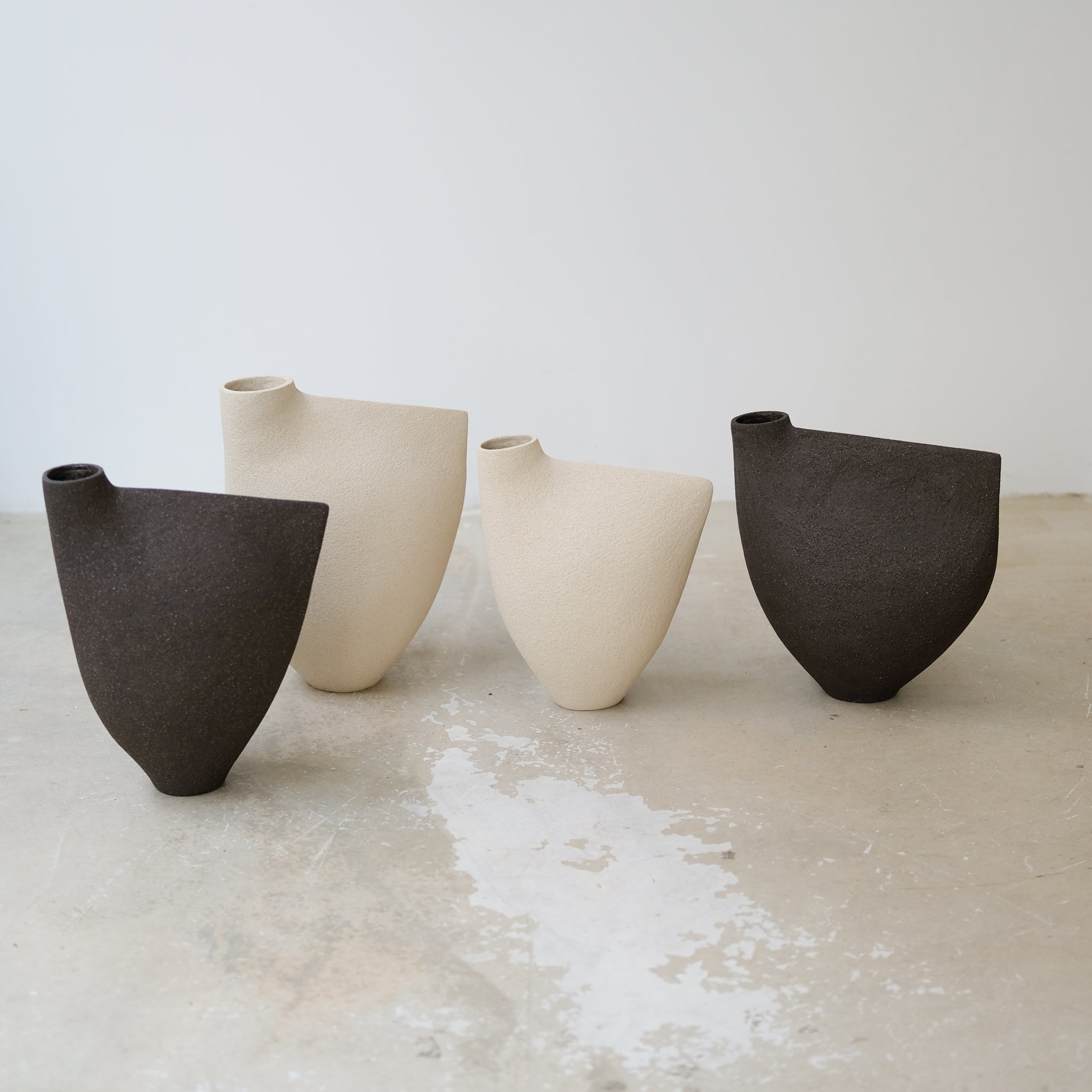Vase "Bird " 01 en grès noir H 24cm - noir de Ap Ceramique chez Brutal Ceramics
