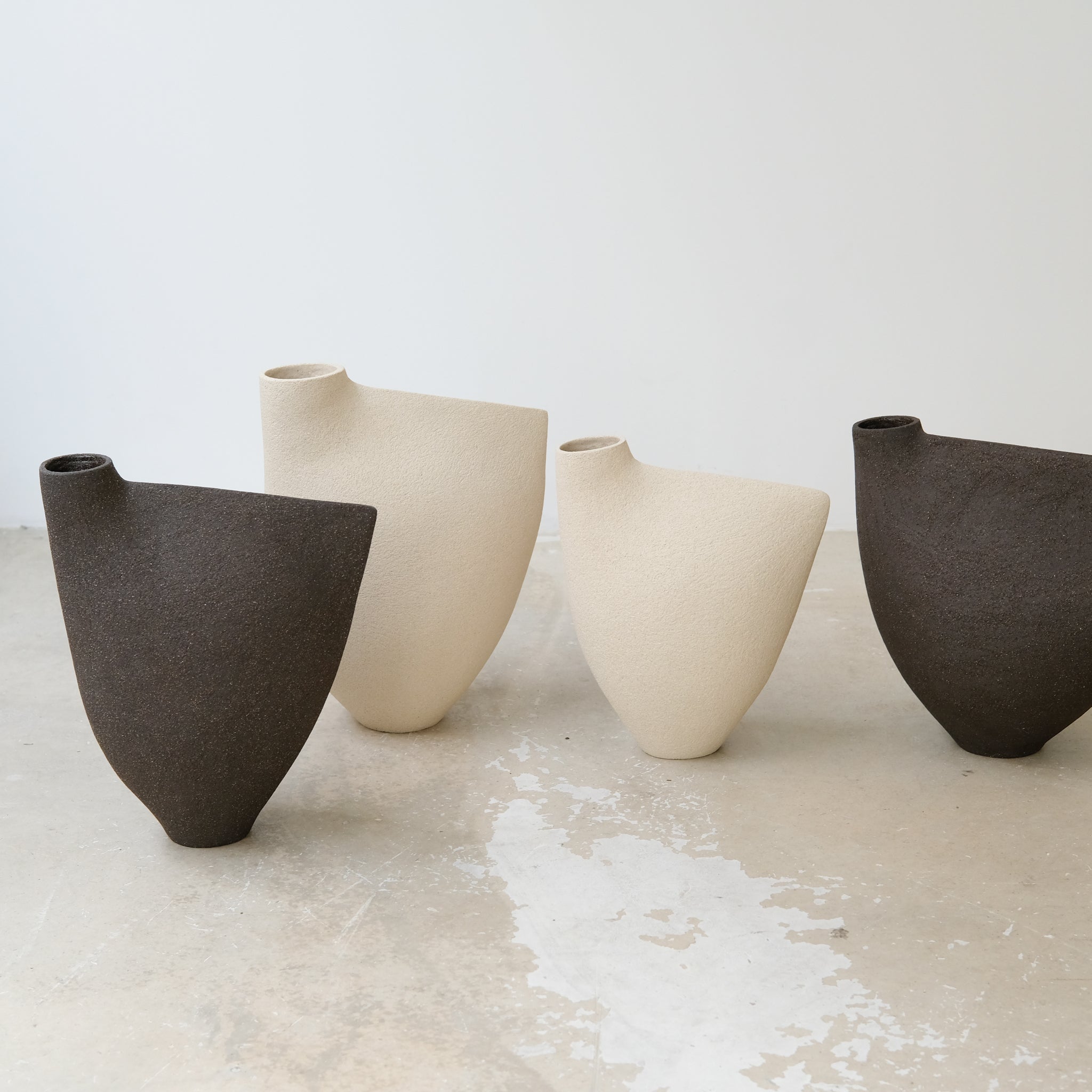 Vase "Bird " 02 en grès blanc H 30cm - blanc de Ap Ceramique chez Brutal Ceramics