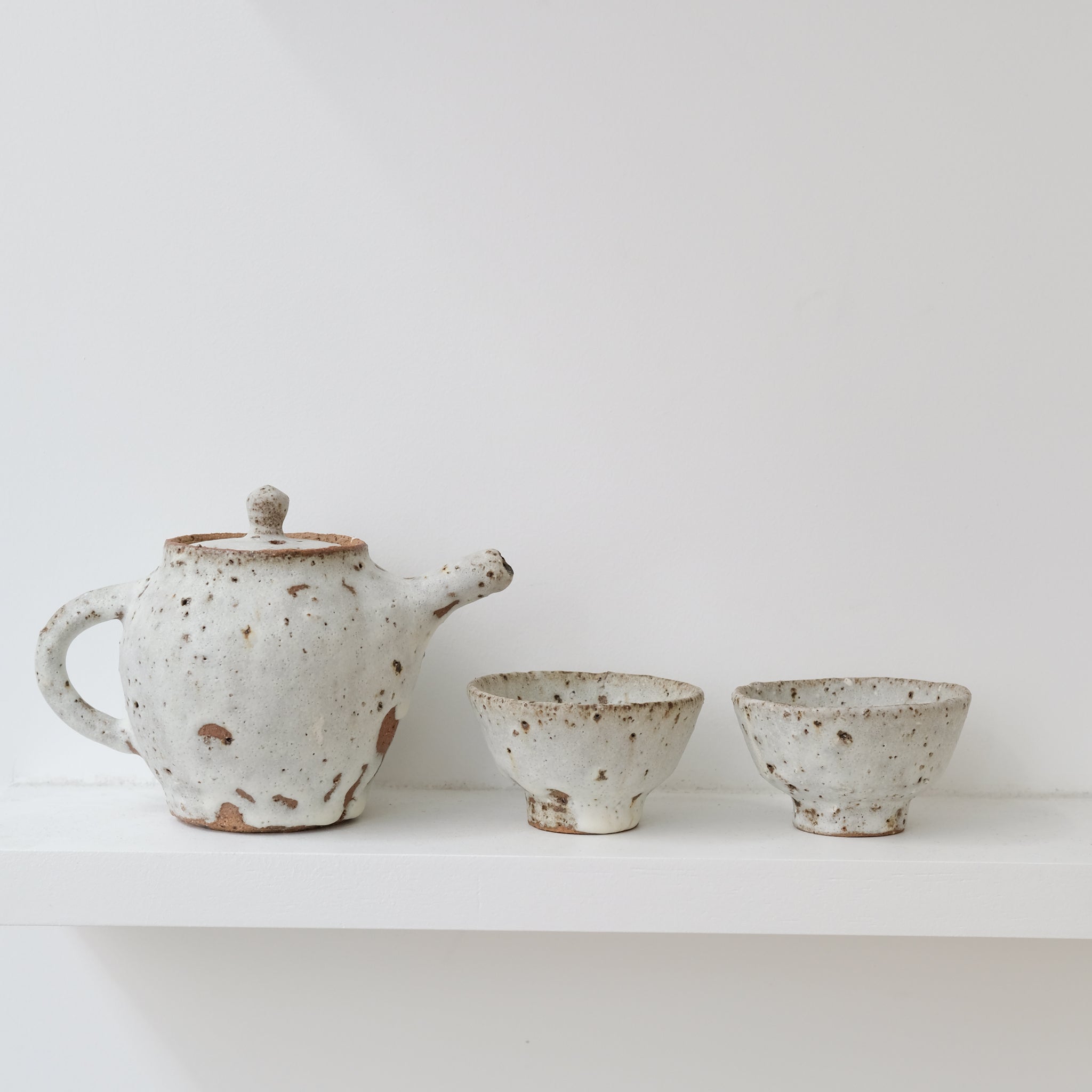 Set Théière en terre d'Aizenay 600ml et 2 tasses 120ml - blanc mat de Benoit Audureau chez Brutal Ceramics