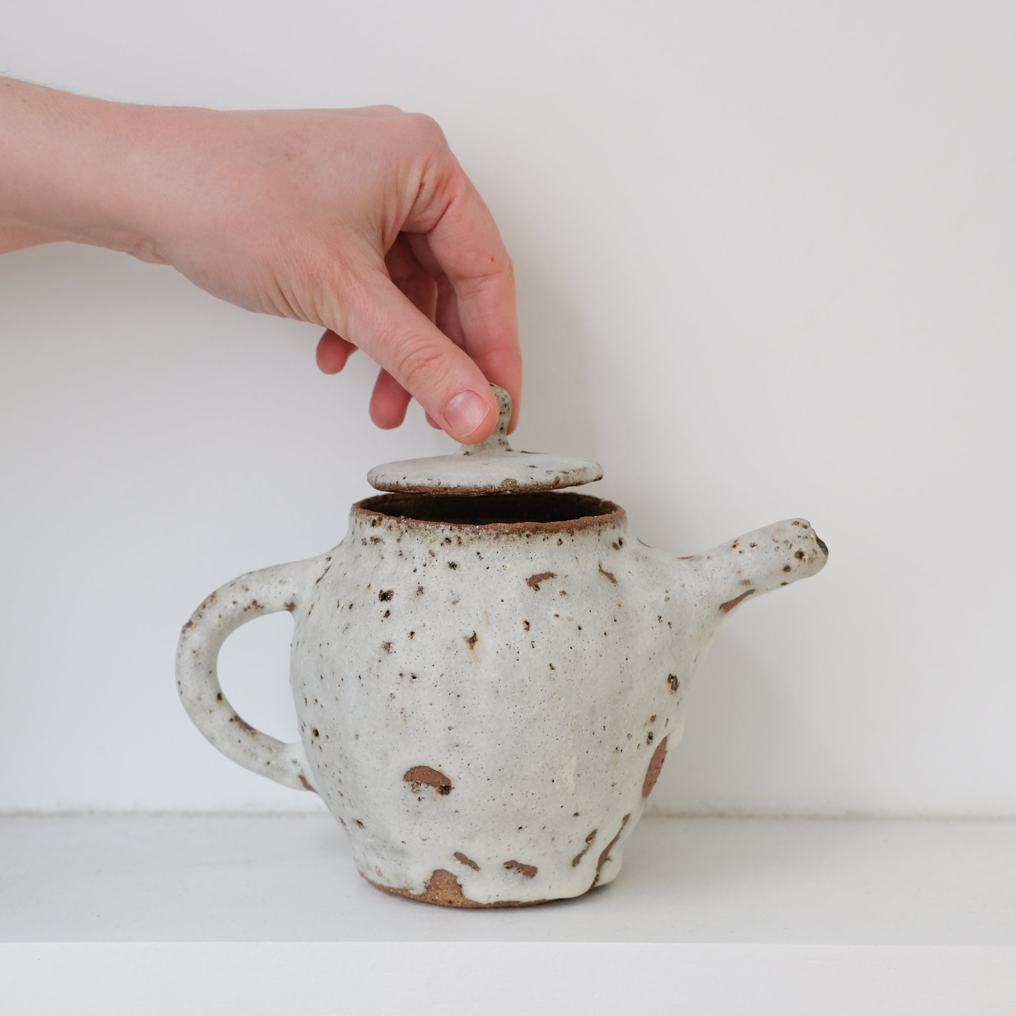 Set Théière en terre d'Aizenay 600ml et 2 tasses 120ml - blanc mat de Benoit Audureau chez Brutal Ceramics