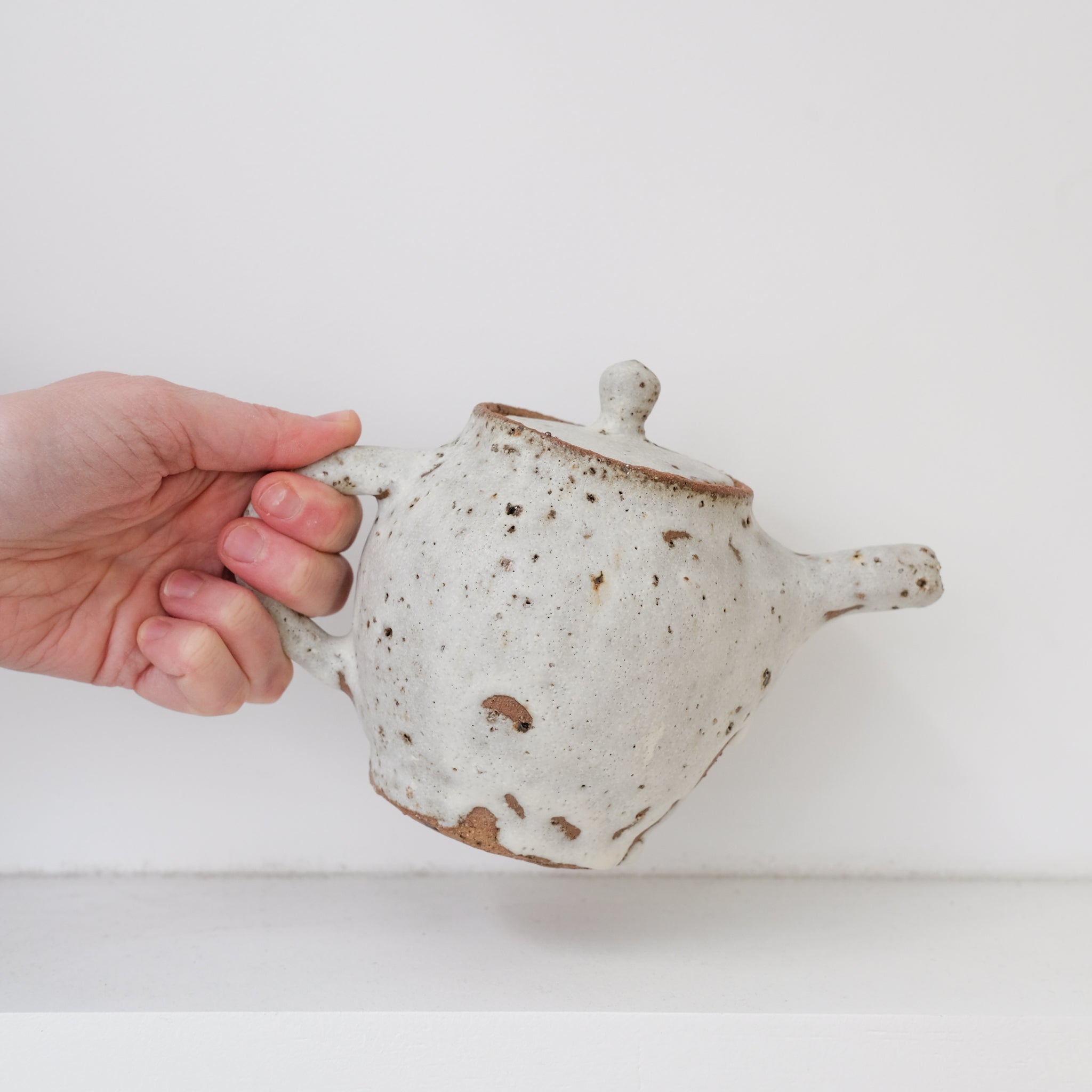 Set Théière en terre d'Aizenay 600ml et 2 tasses 120ml - blanc mat de Benoit Audureau chez Brutal Ceramics