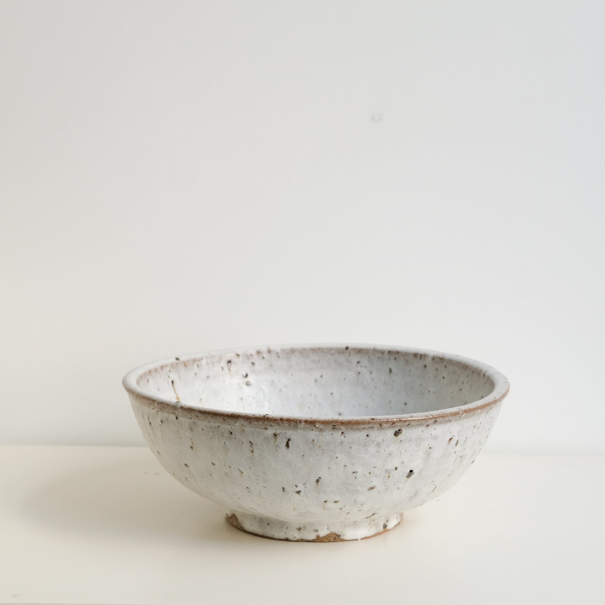 Saladier en terre d'Aizenay D 30cm - blanc par Benoit Audureau chez Brutal Ceramics