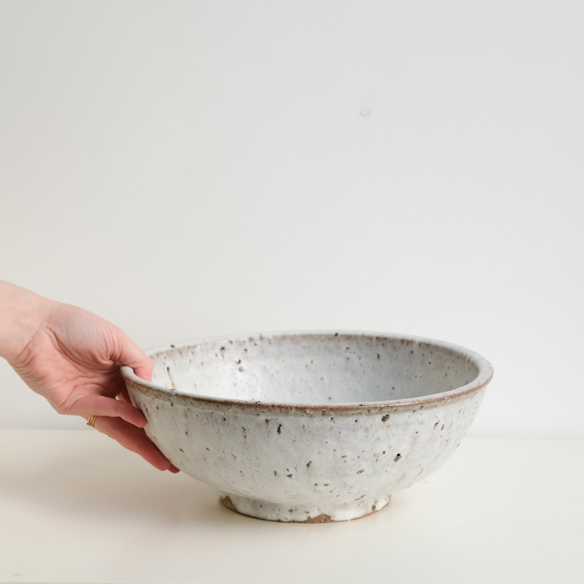 Saladier en terre d'Aizenay D 30cm - blanc par Benoit Audureau chez Brutal Ceramics