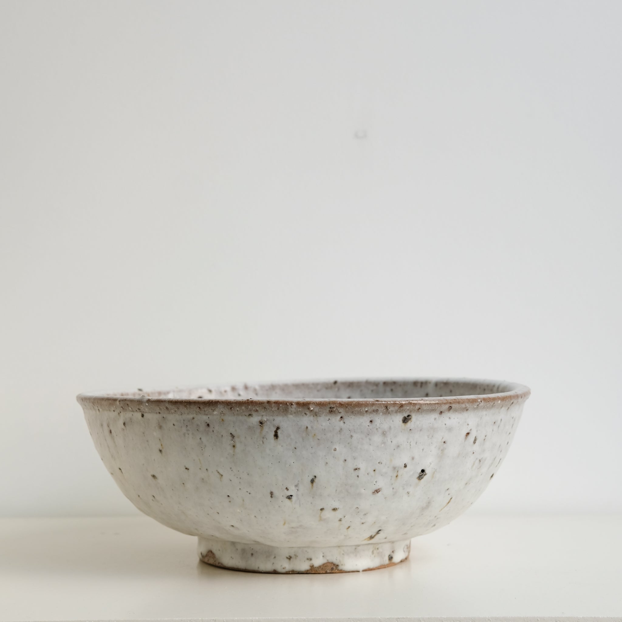 Saladier en terre d'Aizenay D 30cm - blanc par Benoit Audureau chez Brutal Ceramics