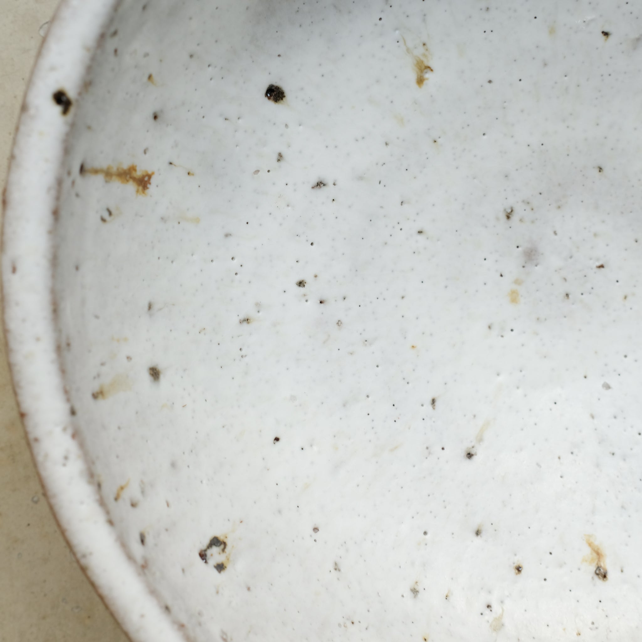 Saladier en terre d'Aizenay D 30cm - blanc par Benoit Audureau chez Brutal Ceramics