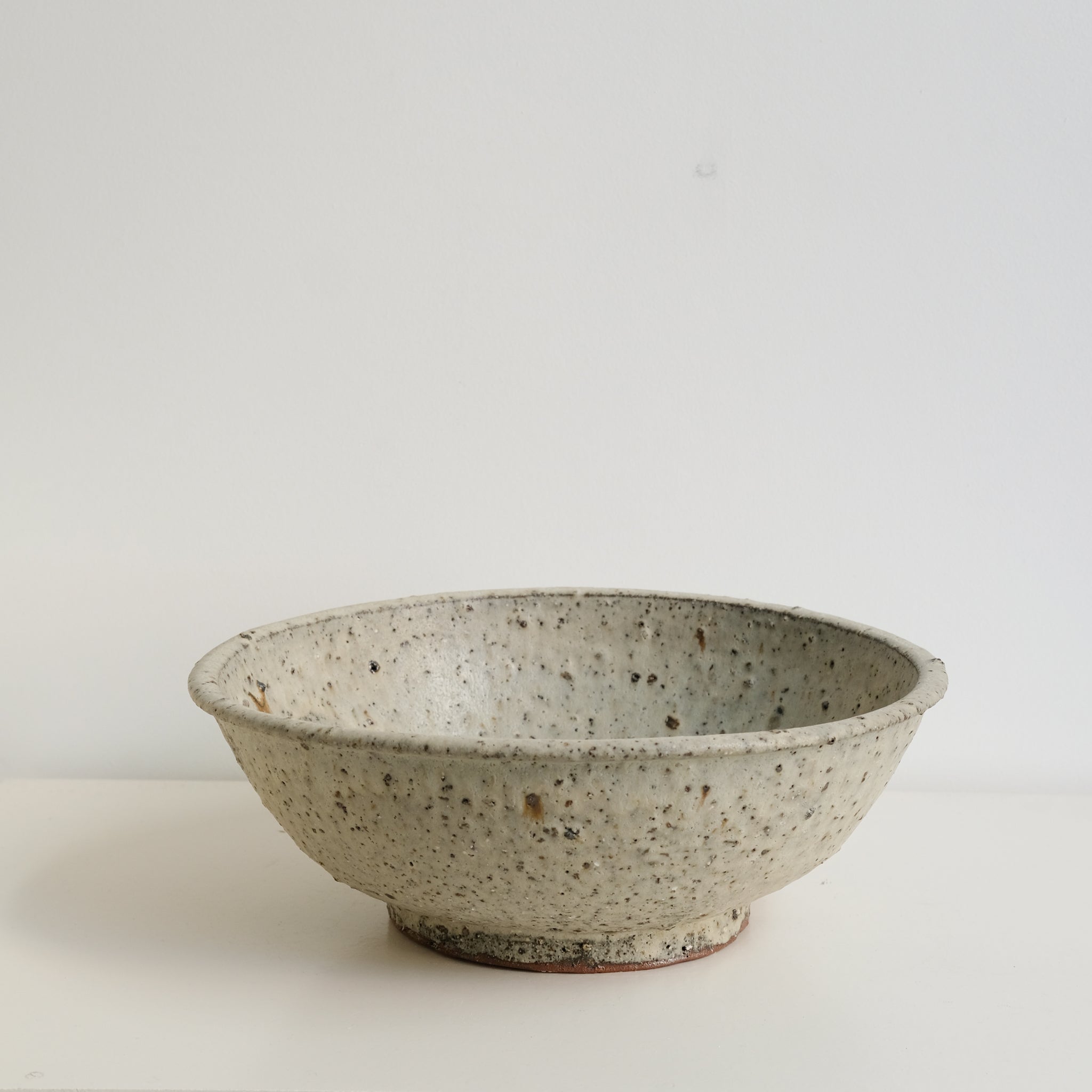 Saladier en terre d'Aizenay D 30cm - Gris vert moucheté par Benoit Audureau chez Brutal Ceramics