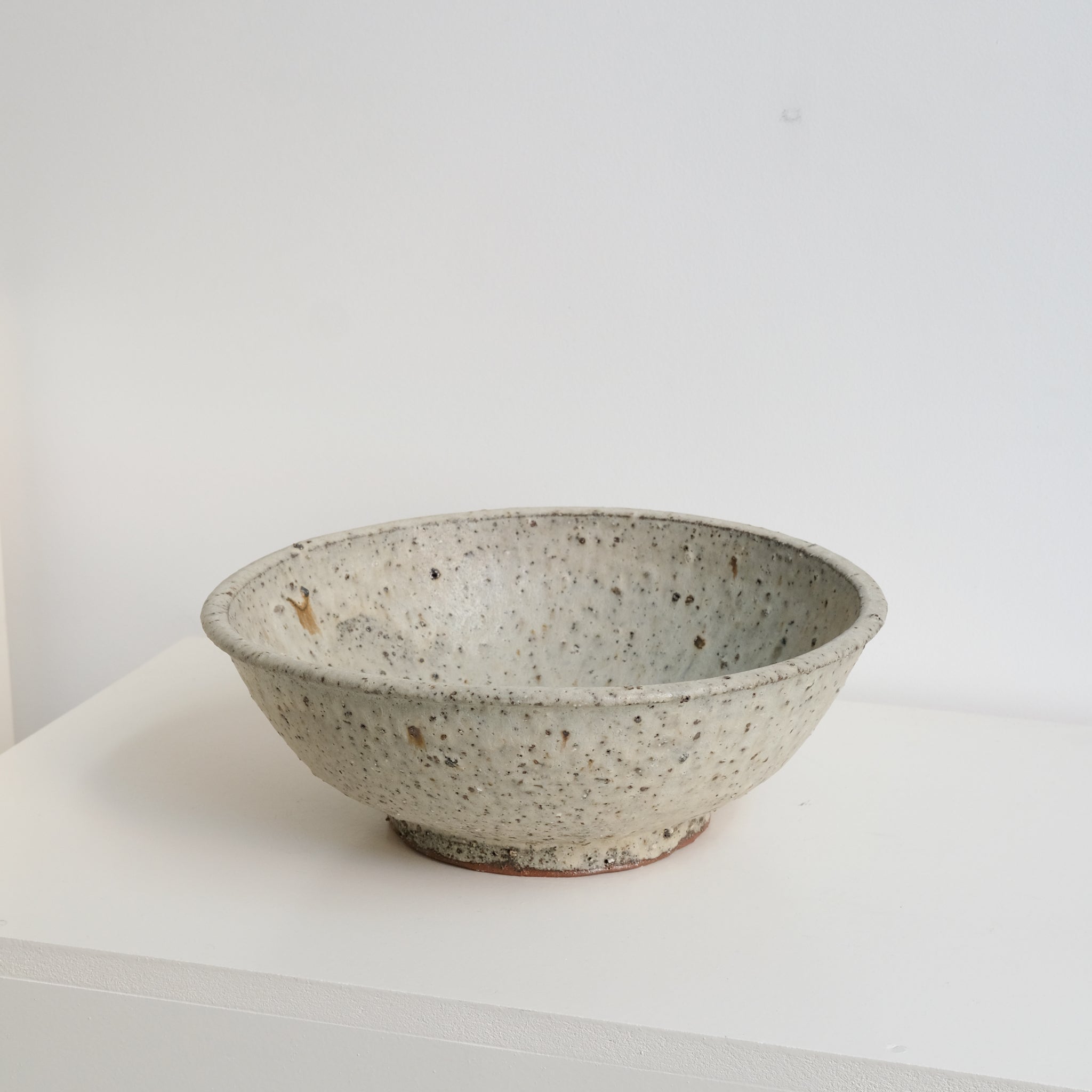 Saladier en terre d'Aizenay D 30cm - Gris vert moucheté par Benoit Audureau chez Brutal Ceramics