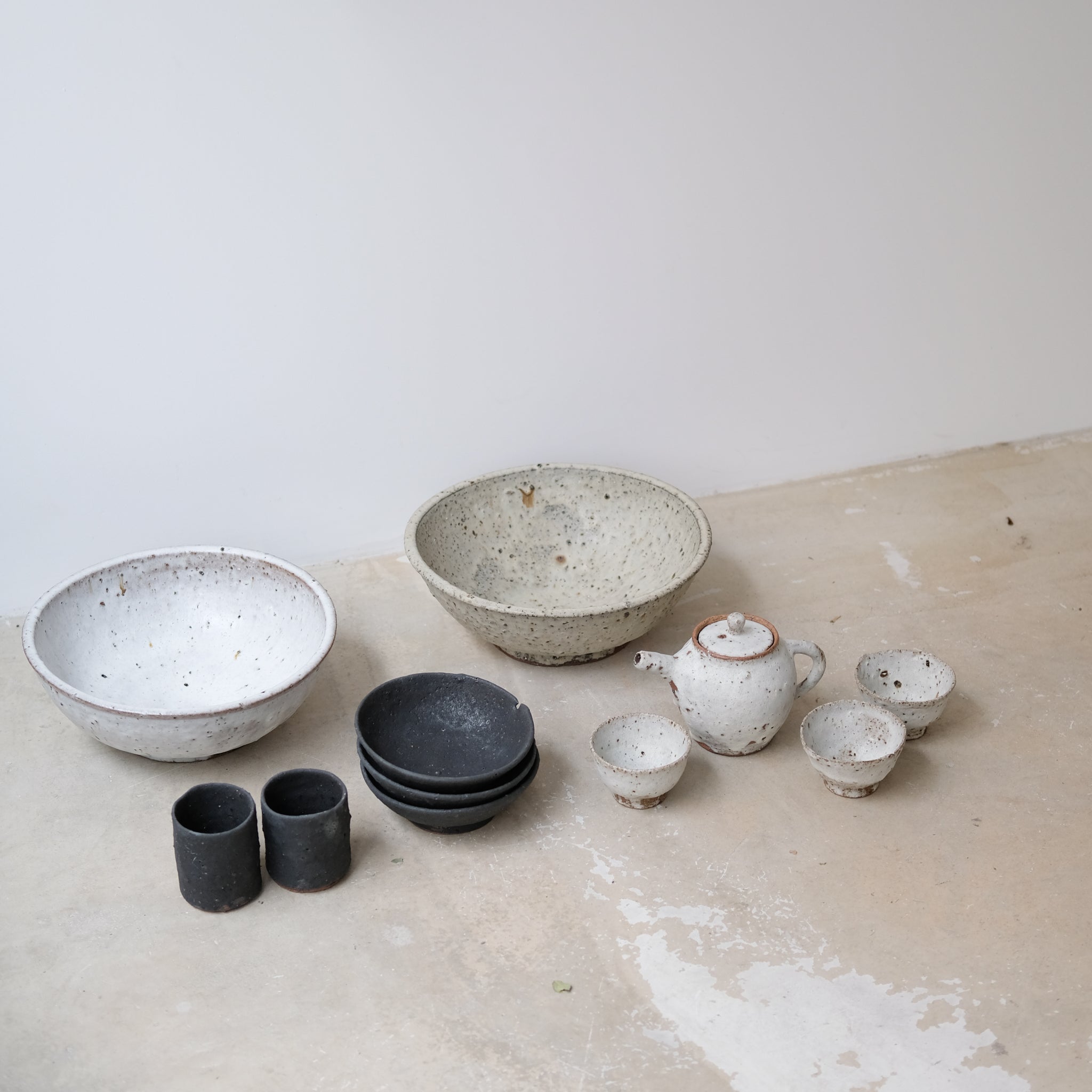 Saladier en terre d'Aizenay D 30cm - Gris vert moucheté par Benoit Audureau chez Brutal Ceramics
