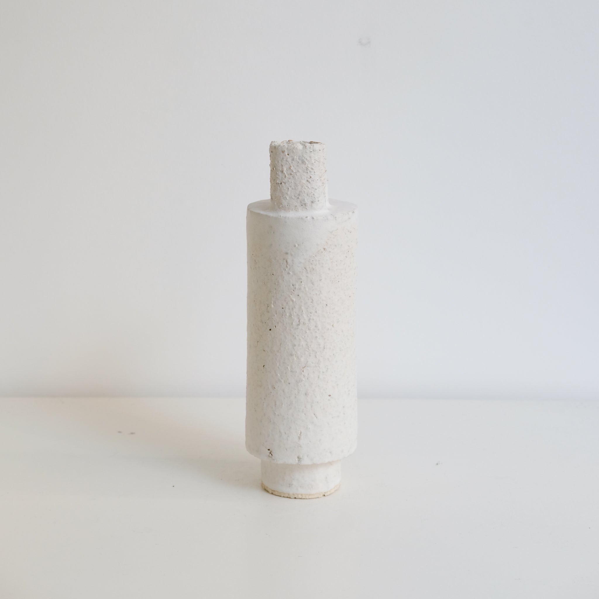 Bouteille H 25cm - blanc mat de Catherine Dix Ceramics chez Brutal Ceramics