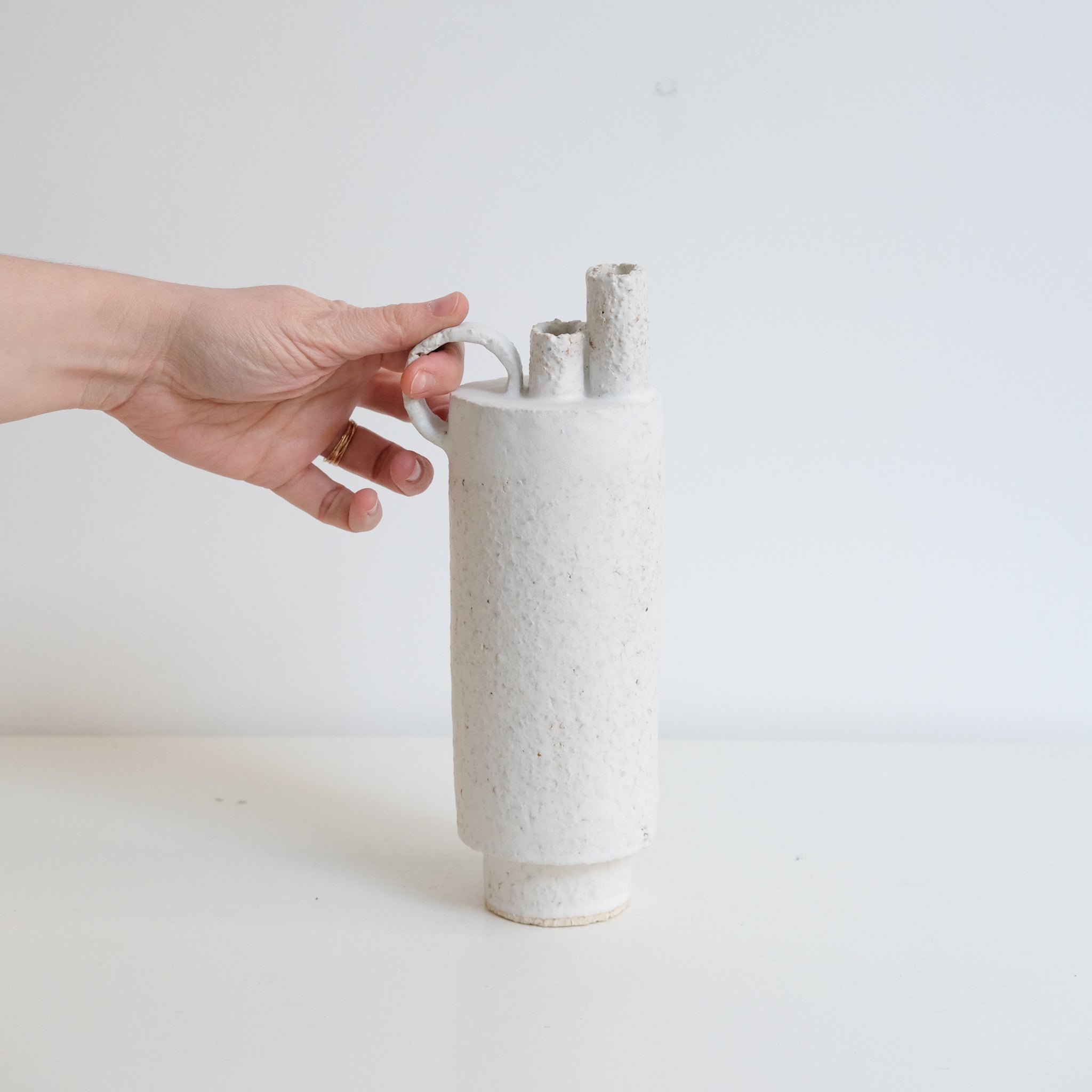 Bouteille H 25cm - blanc mat de Catherine Dix Ceramics chez Brutal Ceramics