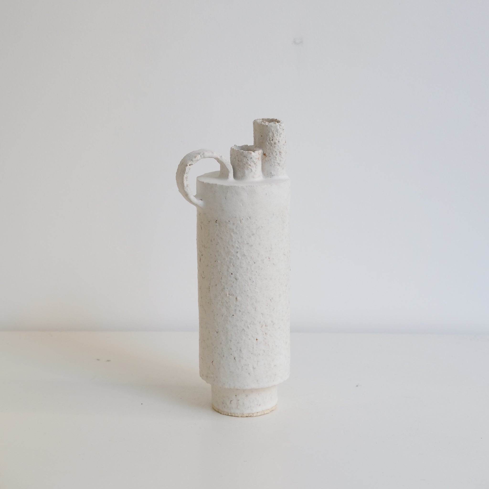 Bouteille H 25cm - blanc mat de Catherine Dix Ceramics chez Brutal Ceramics
