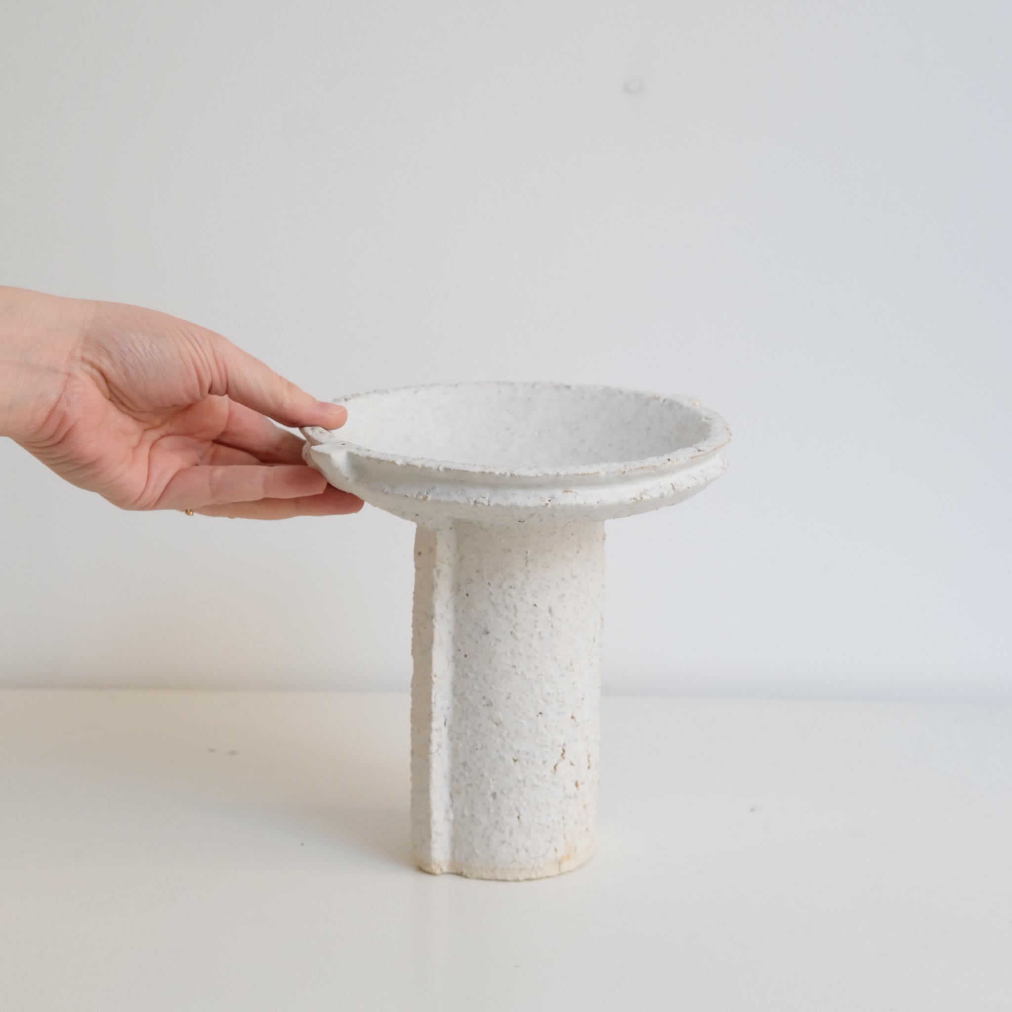 Coupe H18cm - blanc mat de Catherine Dix Ceramics chez Brutal Ceramics