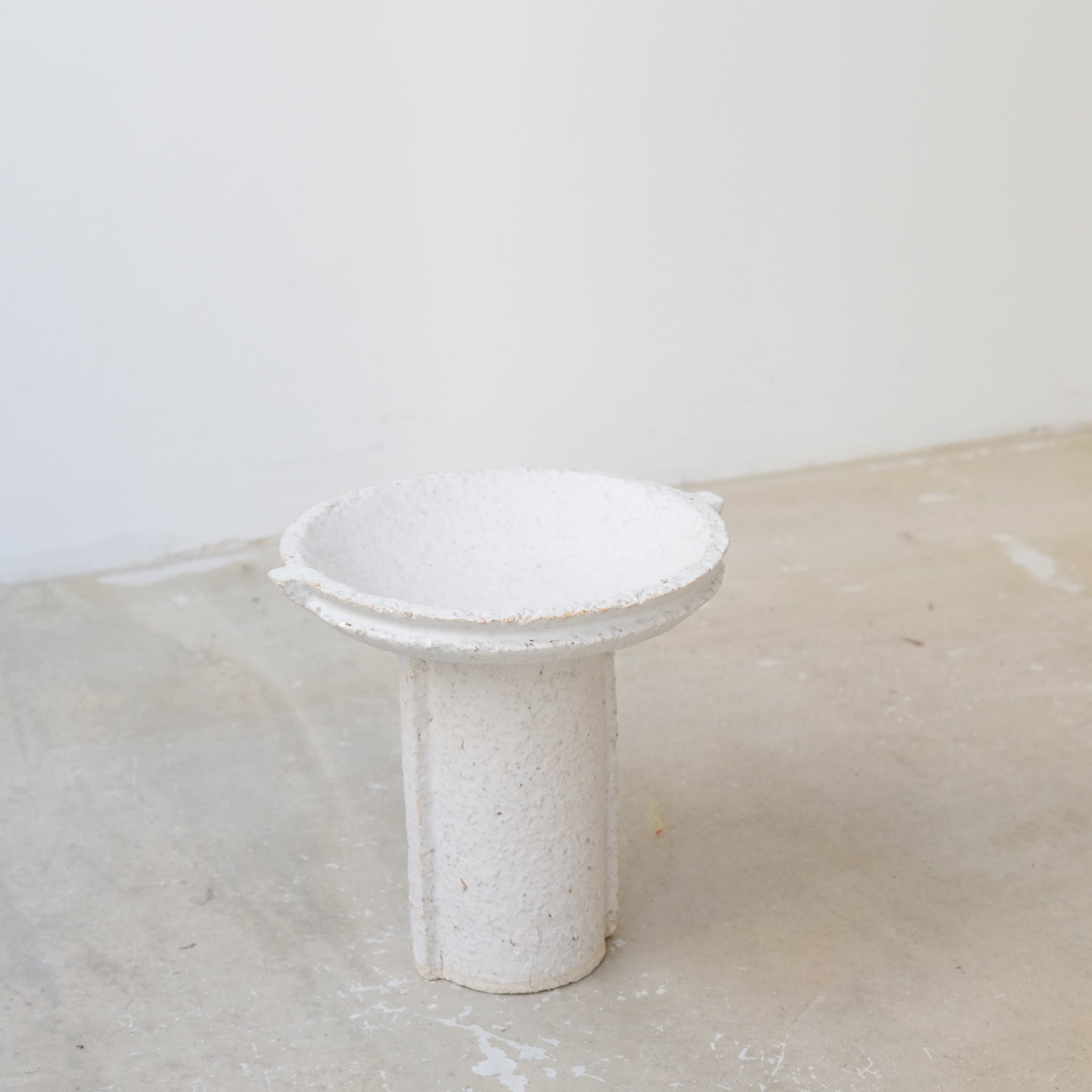 Coupe H18cm - blanc mat de Catherine Dix Ceramics chez Brutal Ceramics
