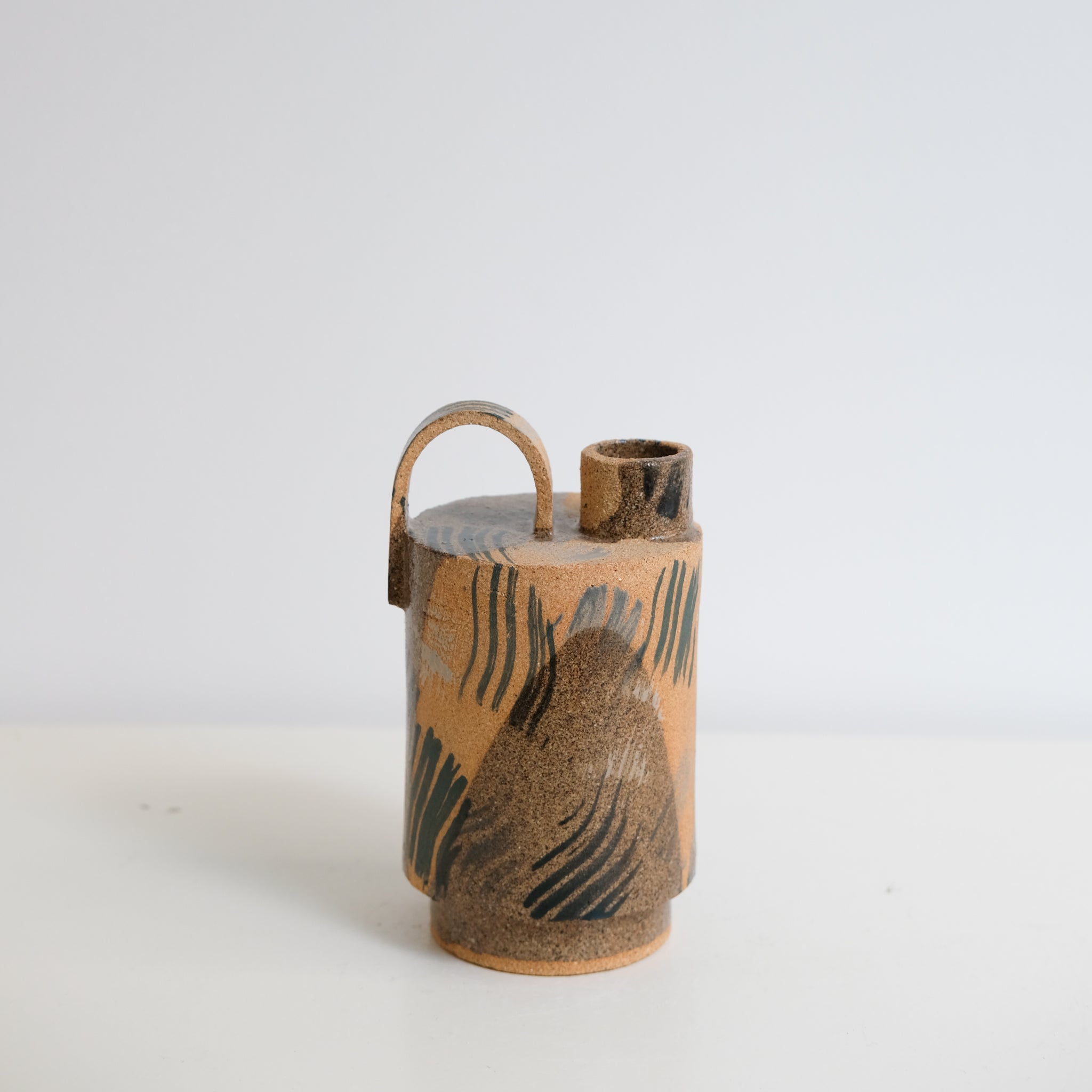 Bouteille H 16,5cm - brun et gris de Catherine Dix Ceramics chez Brutal Ceramics