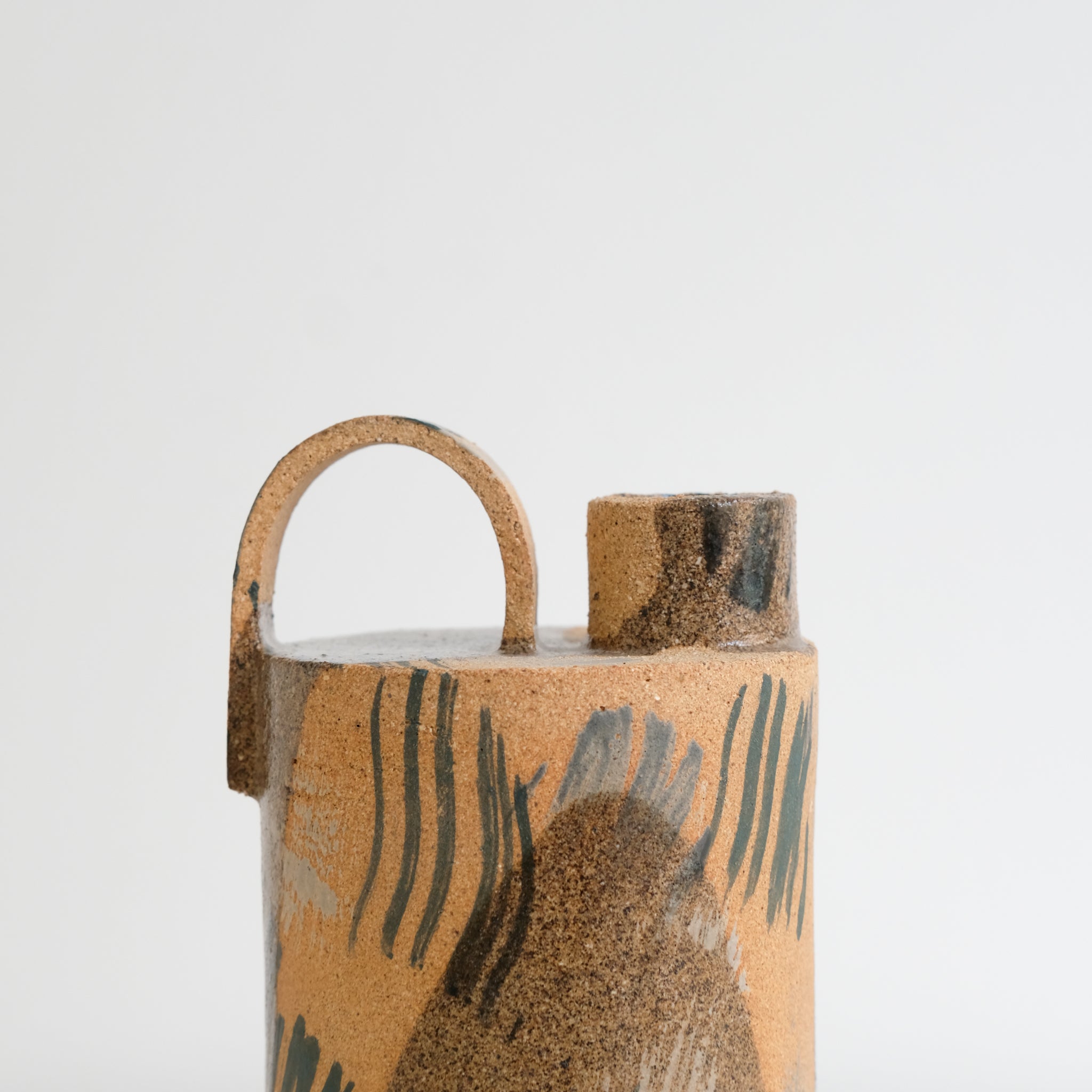 Bouteille H 16,5cm - brun et gris de Catherine Dix Ceramics chez Brutal Ceramics
