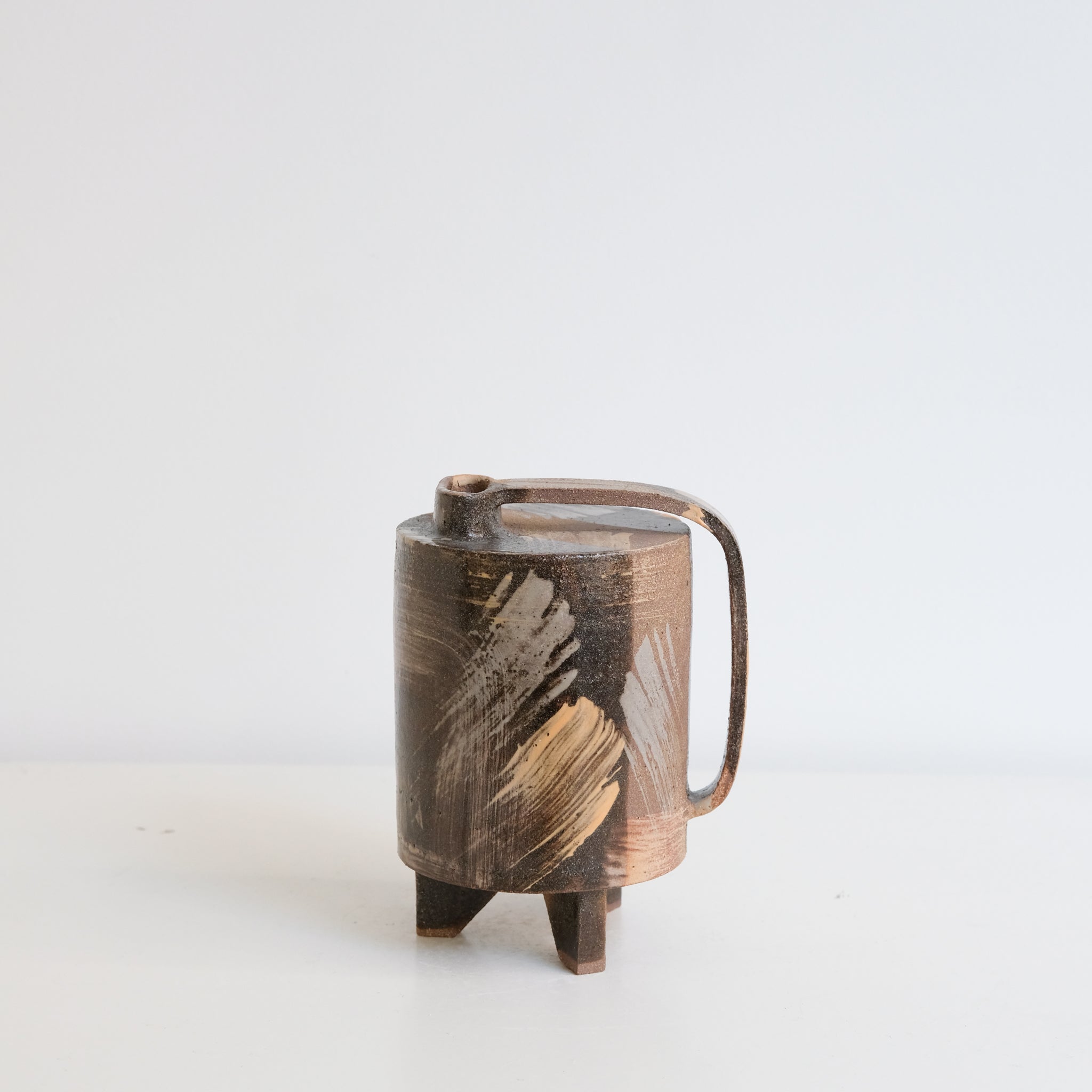 Bouteille H 14,5cm - noir,marron et beige de Catherine Dix Ceramics chez Brutal Ceramics