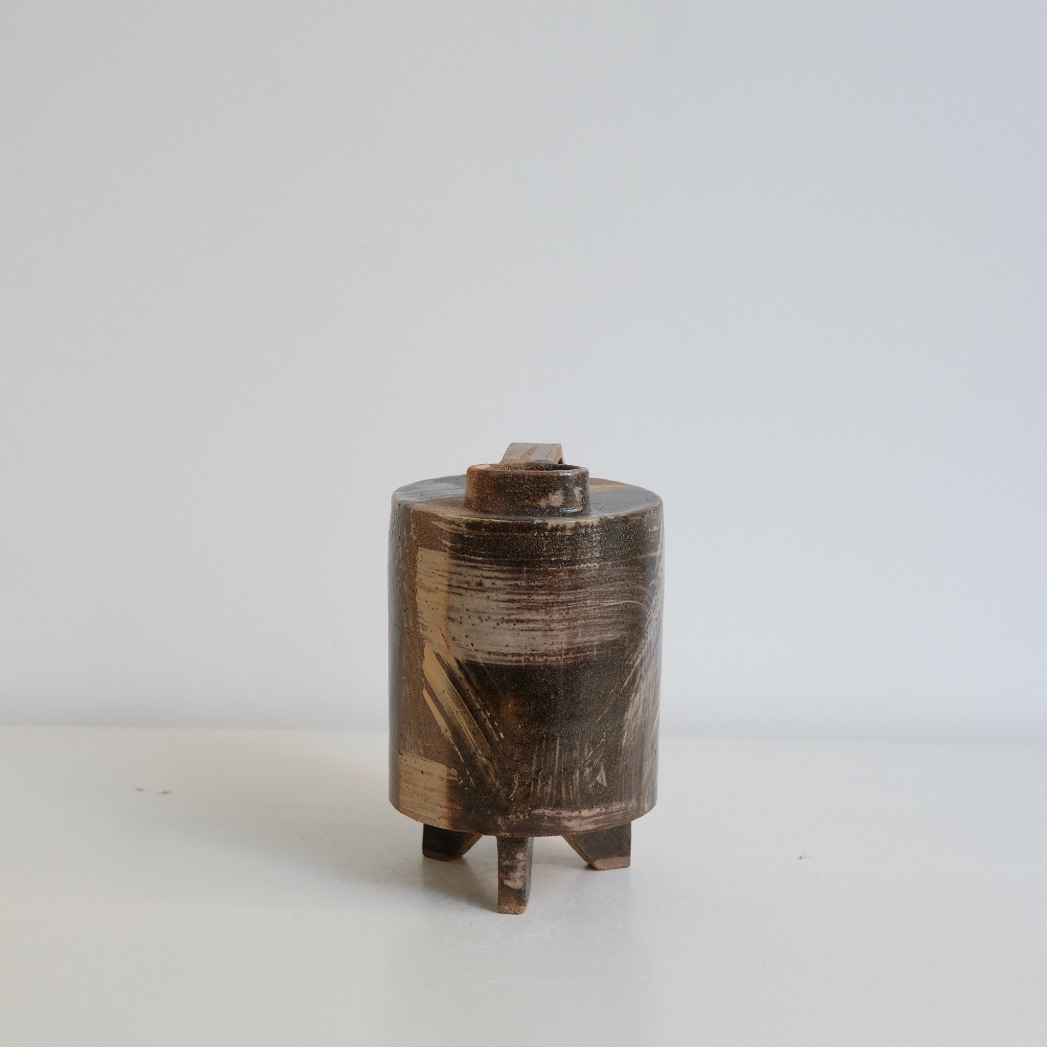 Bouteille H 14,5cm - noir,marron et beige de Catherine Dix Ceramics chez Brutal Ceramics