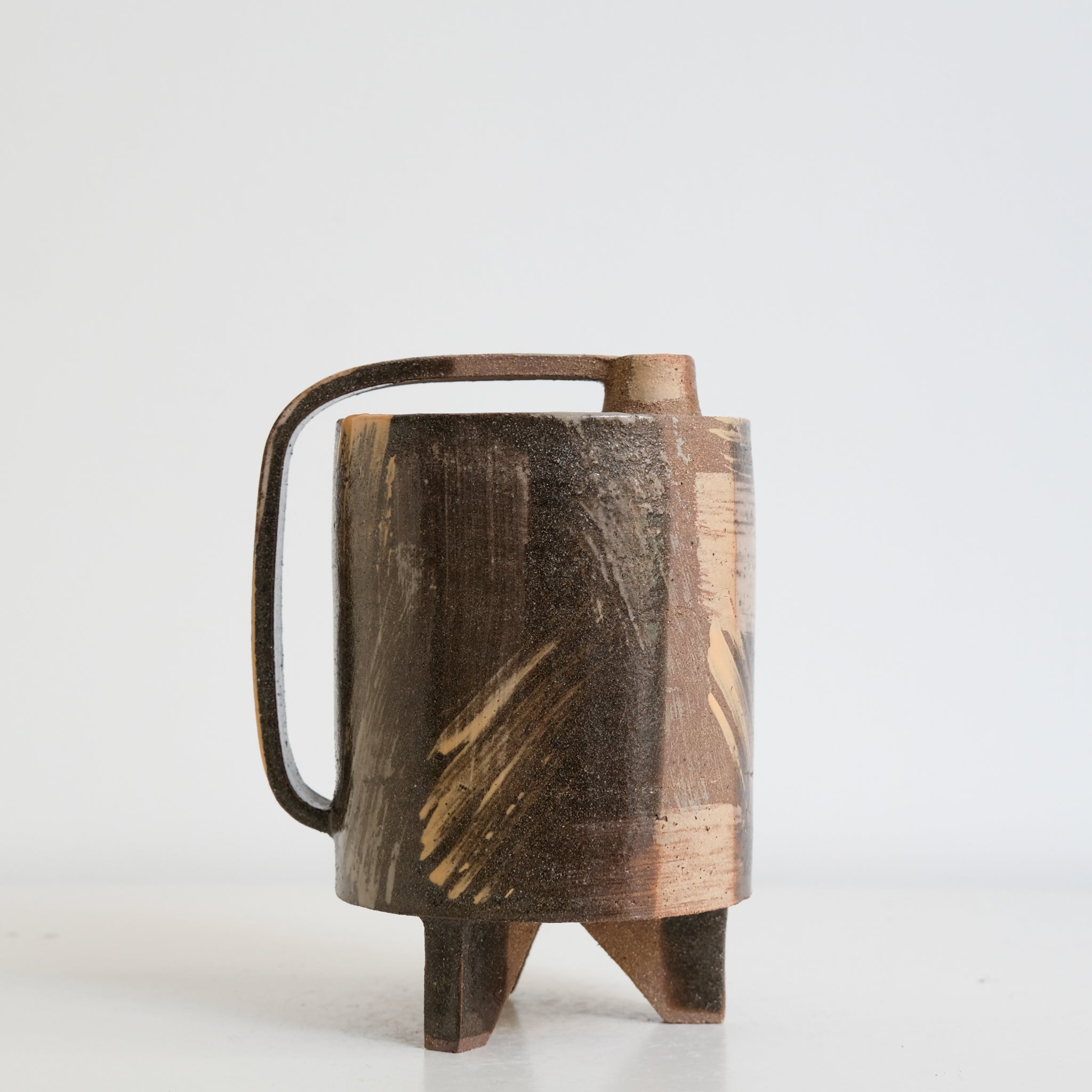 Bouteille H 14,5cm - noir,marron et beige de Catherine Dix Ceramics chez Brutal Ceramics