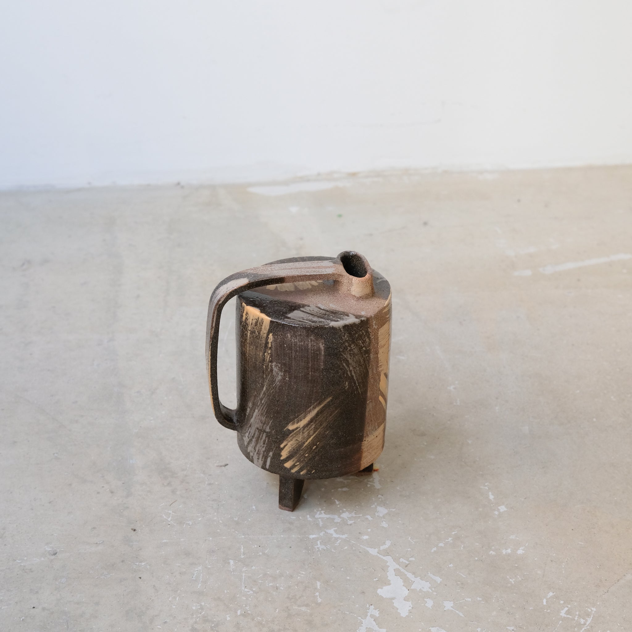 Bouteille H 14,5cm - noir,marron et beige de Catherine Dix Ceramics chez Brutal Ceramics