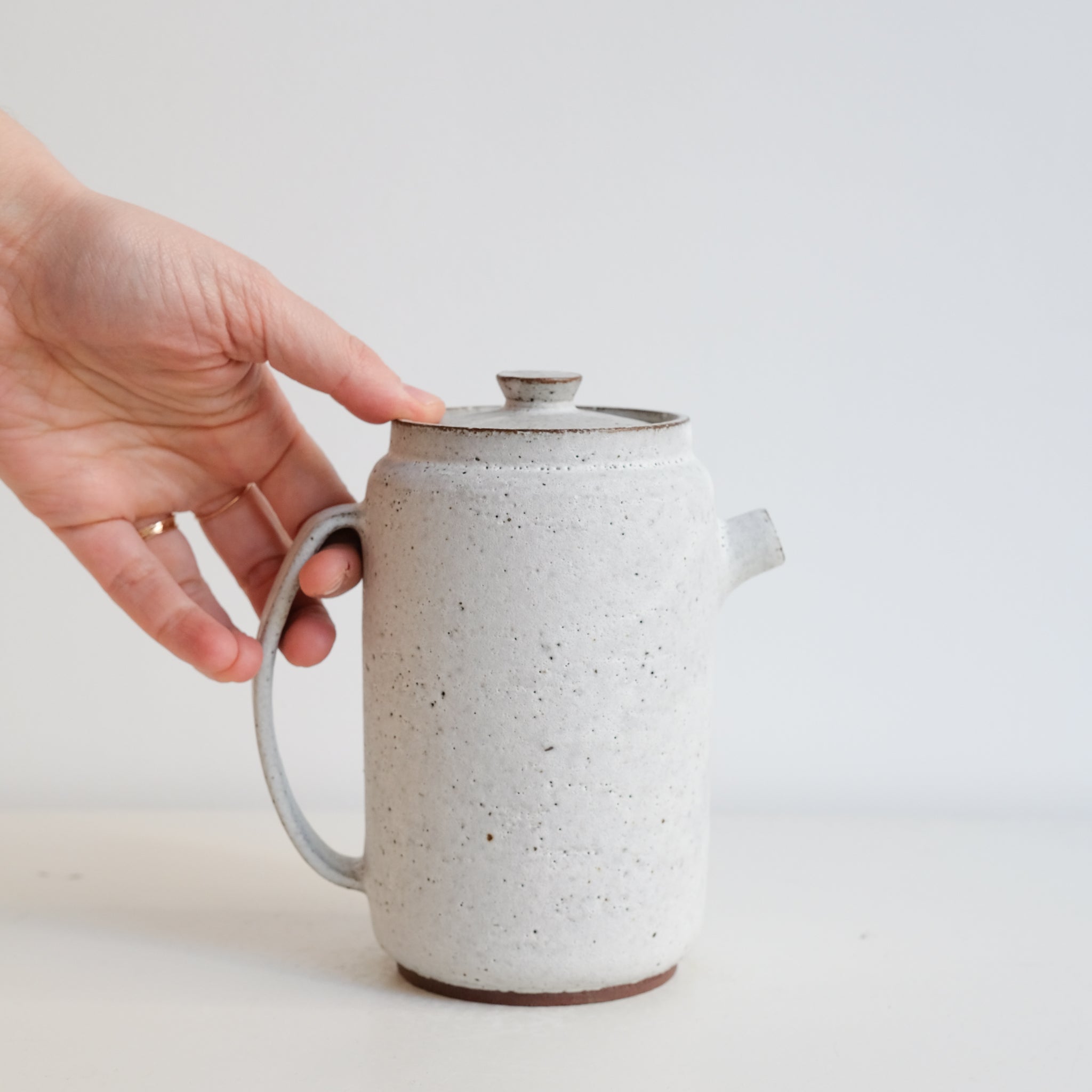 Set Théière(340ml) + 2 tasses(280ml) en grès - blanc glacier mat de Celine Fischer chez Brutal Ceramics