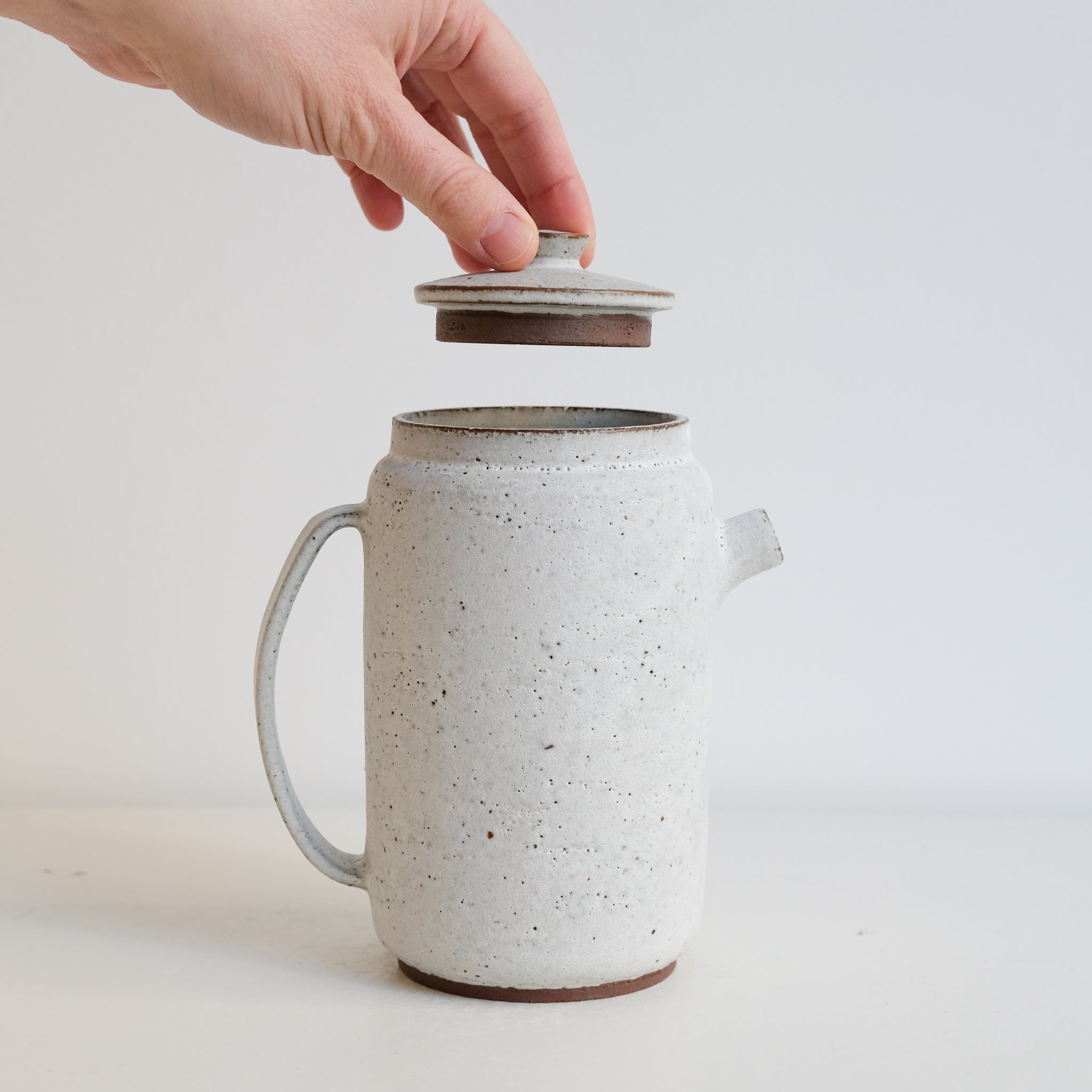 Set Théière(340ml) + 2 tasses(280ml) en grès - blanc glacier mat de Celine Fischer chez Brutal Ceramics