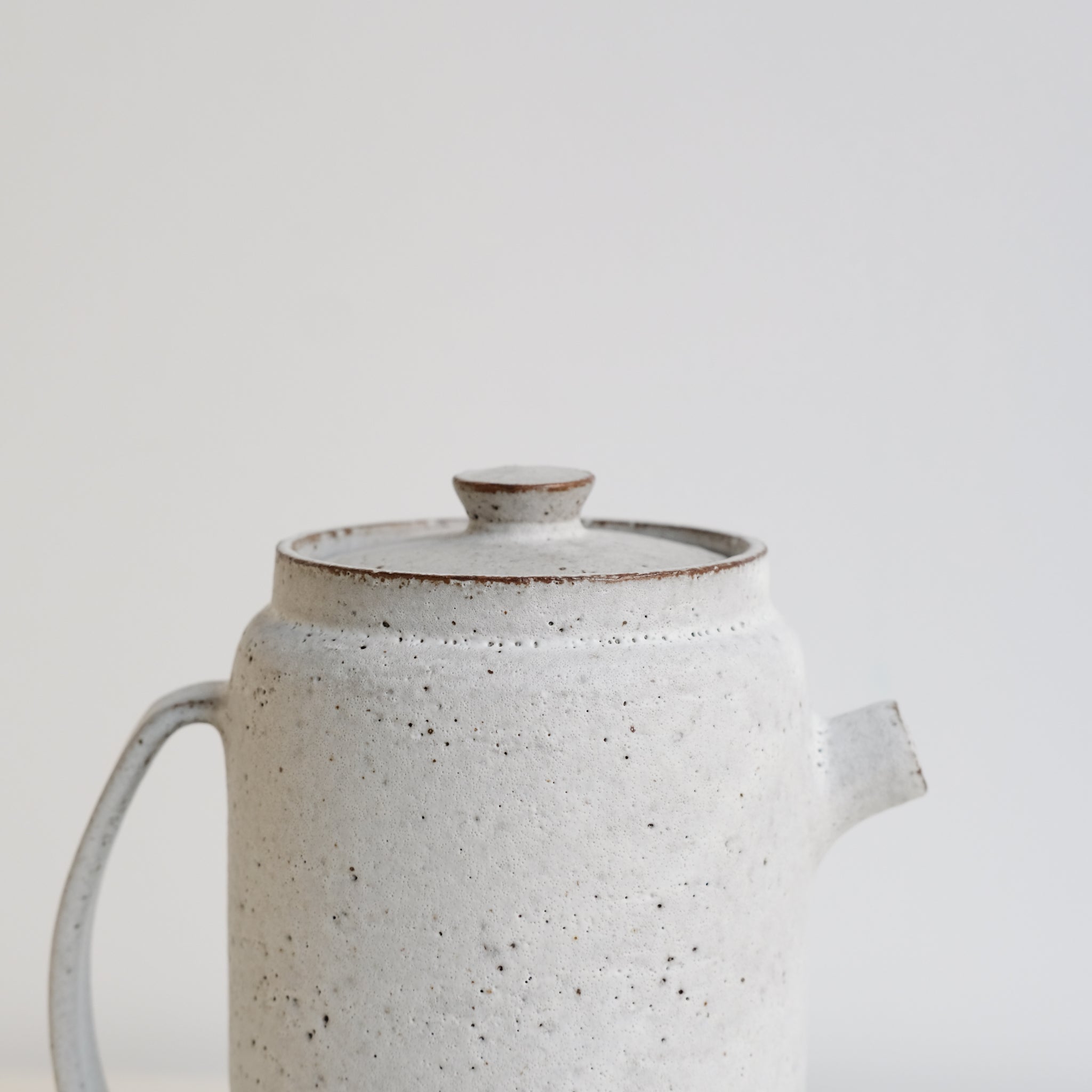 Set Théière(340ml) + 2 tasses(280ml) en grès - blanc glacier mat de Celine Fischer chez Brutal Ceramics