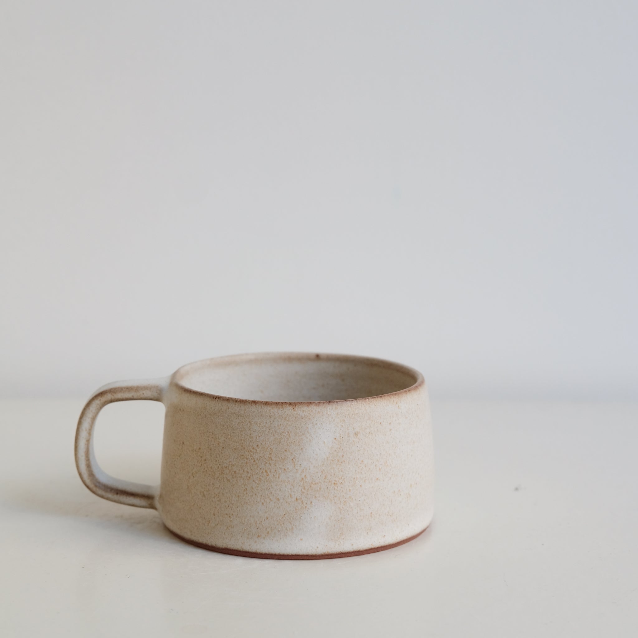 Tasse en grès 180 ml - blanc beige de Celine Fischer chez Brutal Ceramics