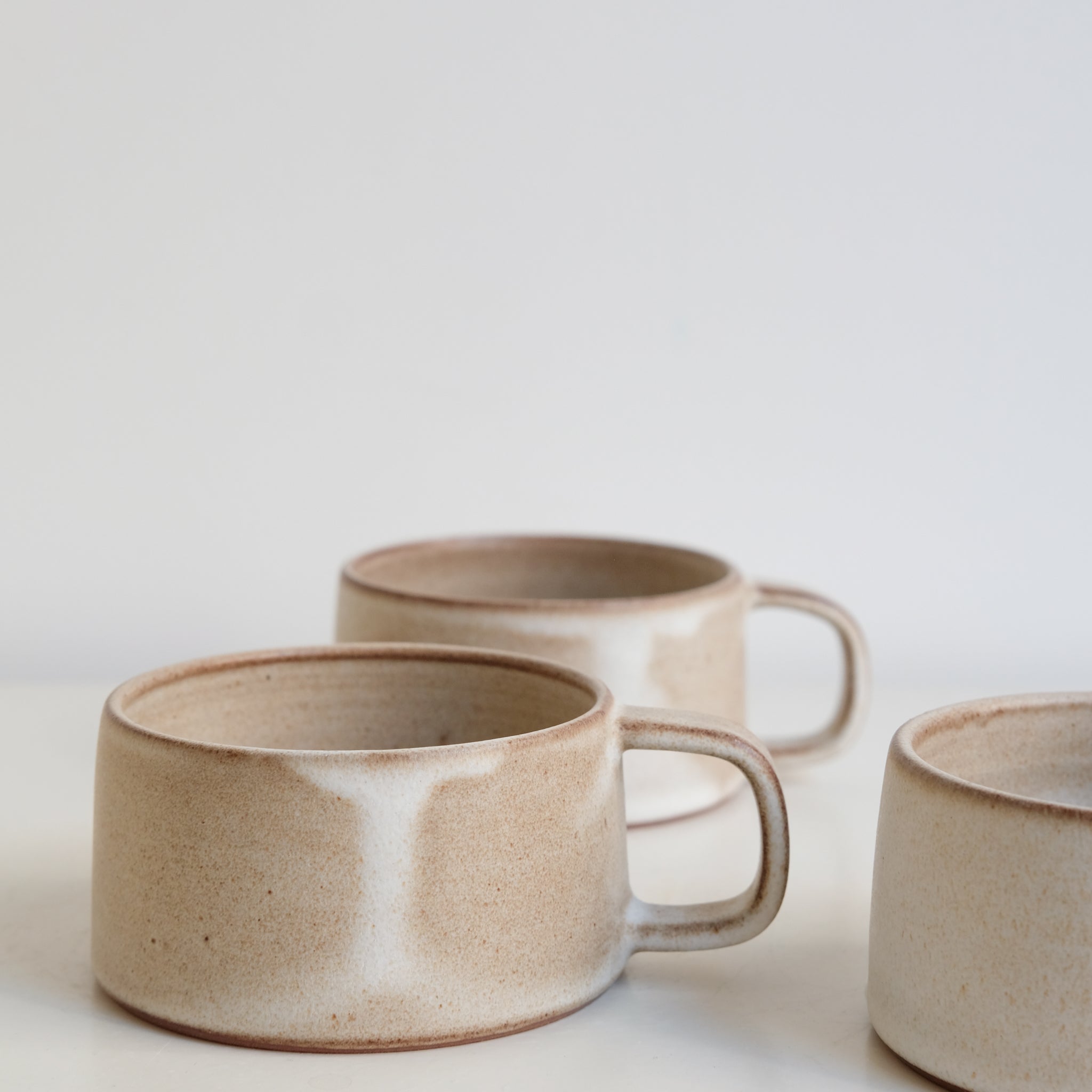 Tasse en grès 180 ml - blanc beige de Celine Fischer chez Brutal Ceramics
