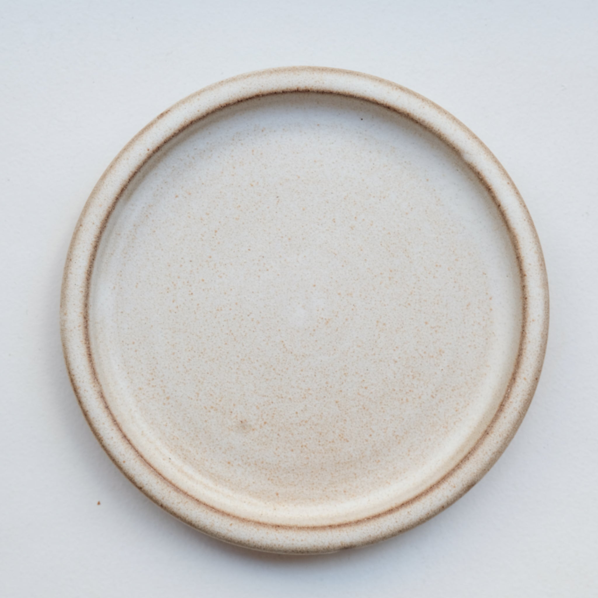 Assiette en grès D 14cm - blanc beige de Celine Fischer chez Brutal Ceramics