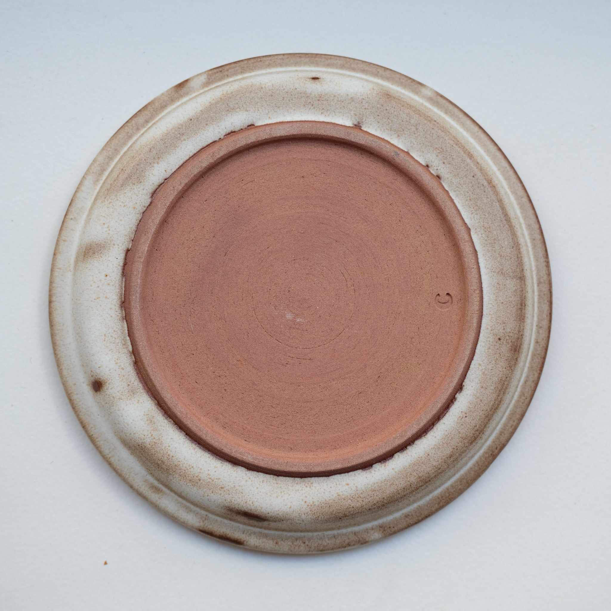 Assiette en grès D 14cm - blanc beige de Celine Fischer chez Brutal Ceramics