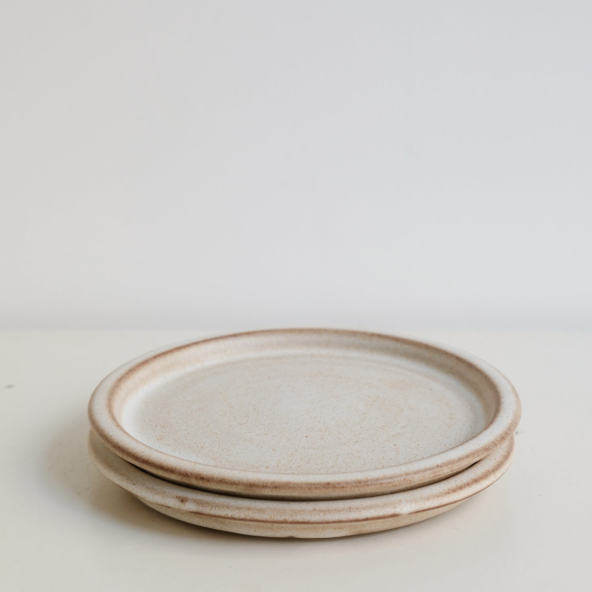 Assiette en grès D 14cm - blanc beige de Celine Fischer chez Brutal Ceramics