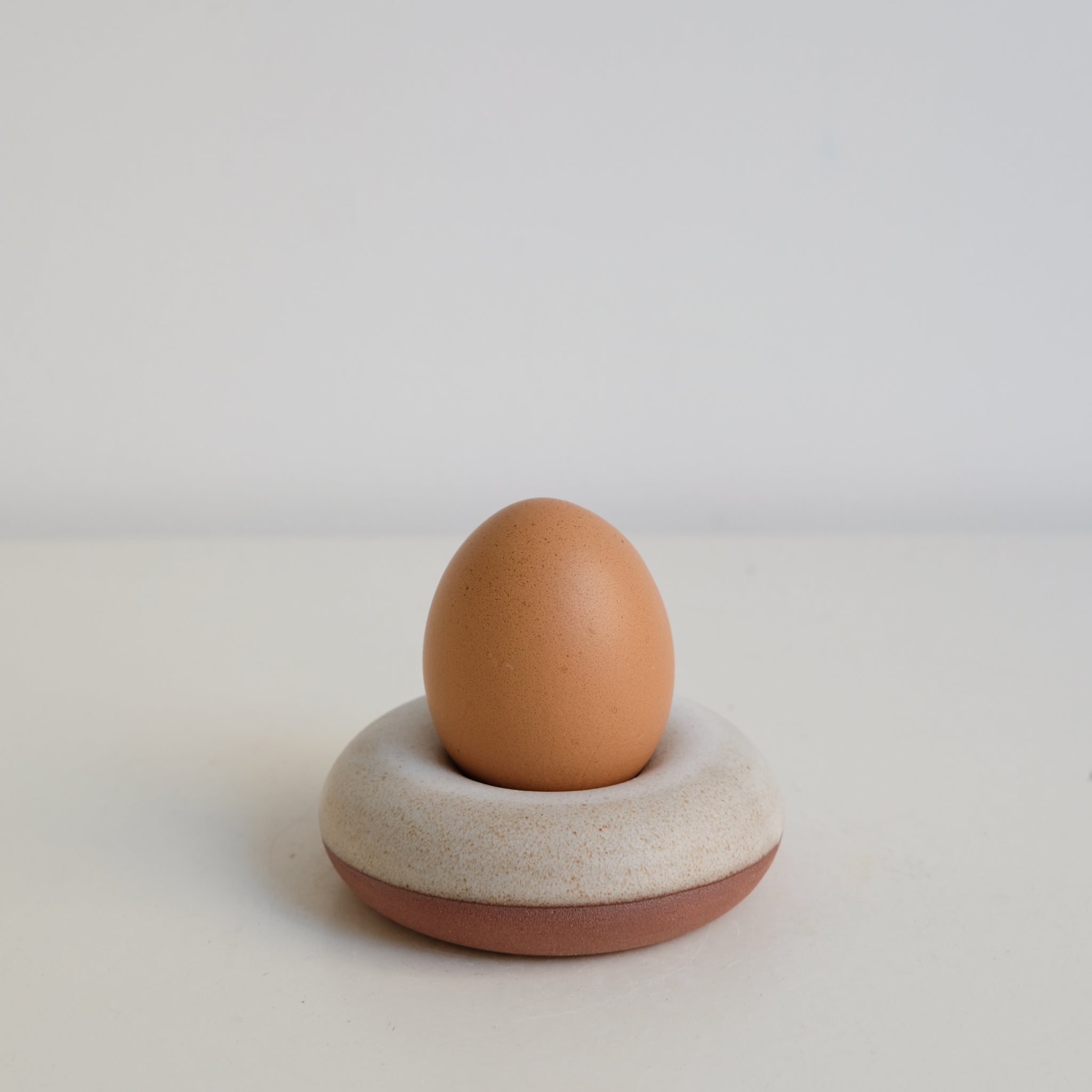 Coquetier en grès D 8,5cm - blanc beige de Celine Fischer chez Brutal Ceramics