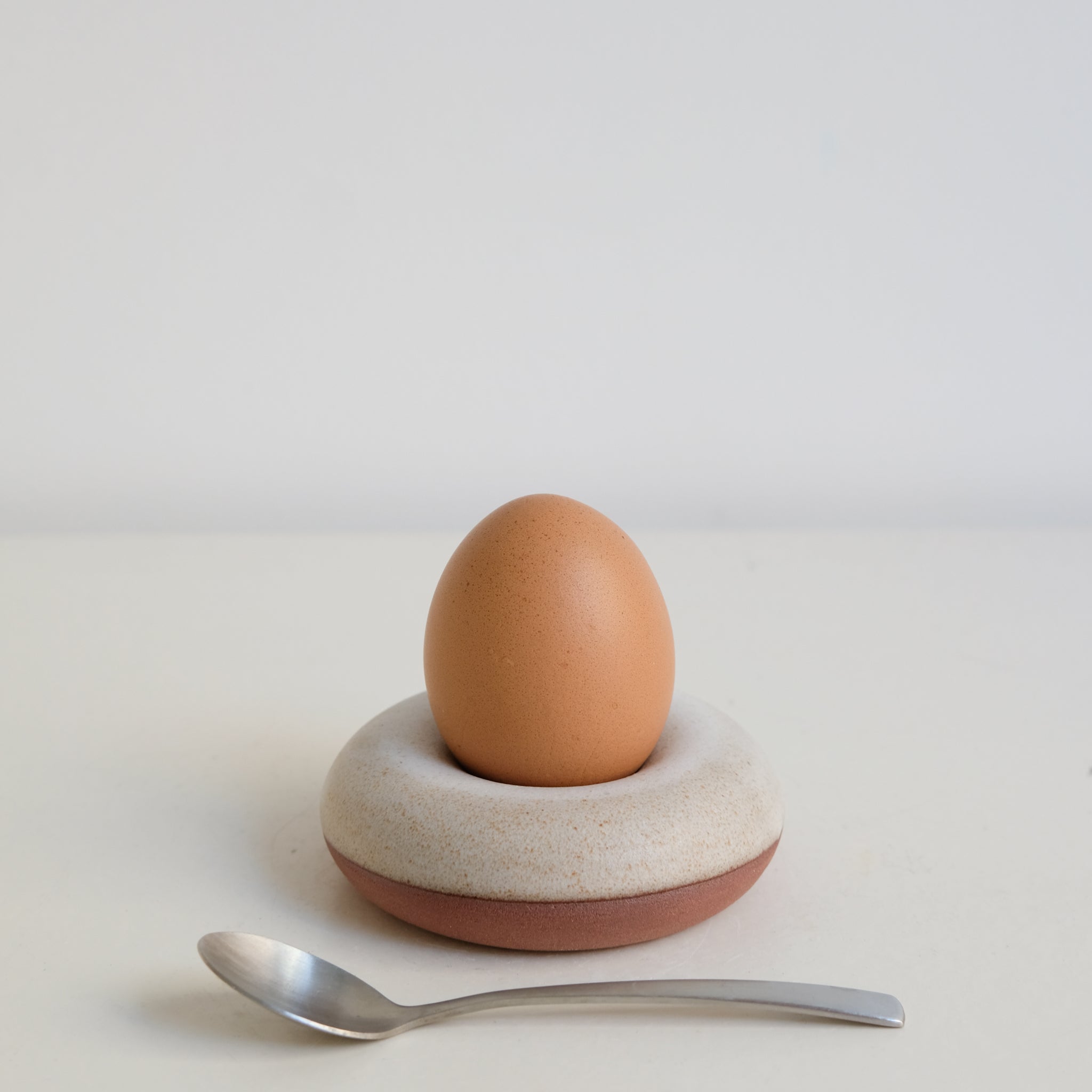 Coquetier en grès D 8,5cm - blanc beige de Celine Fischer chez Brutal Ceramics