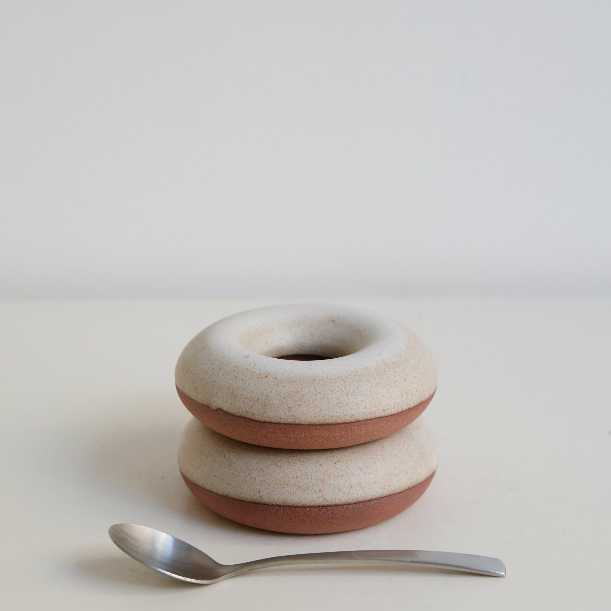 Coquetier en grès D 8,5cm - blanc beige de Celine Fischer chez Brutal Ceramics
